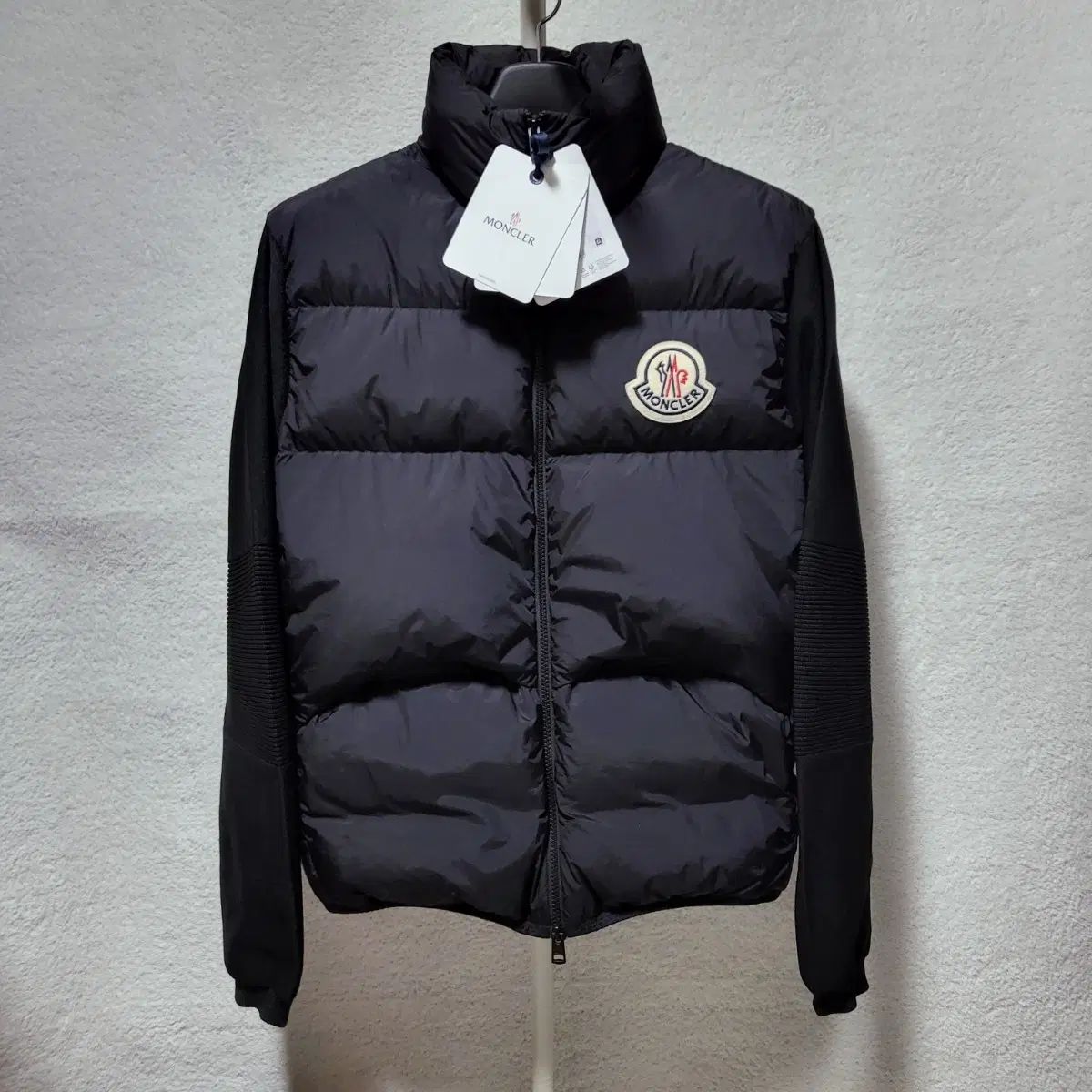 新モデル/ほぼ新品 L / 23FW MONCLER モンクレール トリコット ビックロゴ ニット ダウン 96,977円