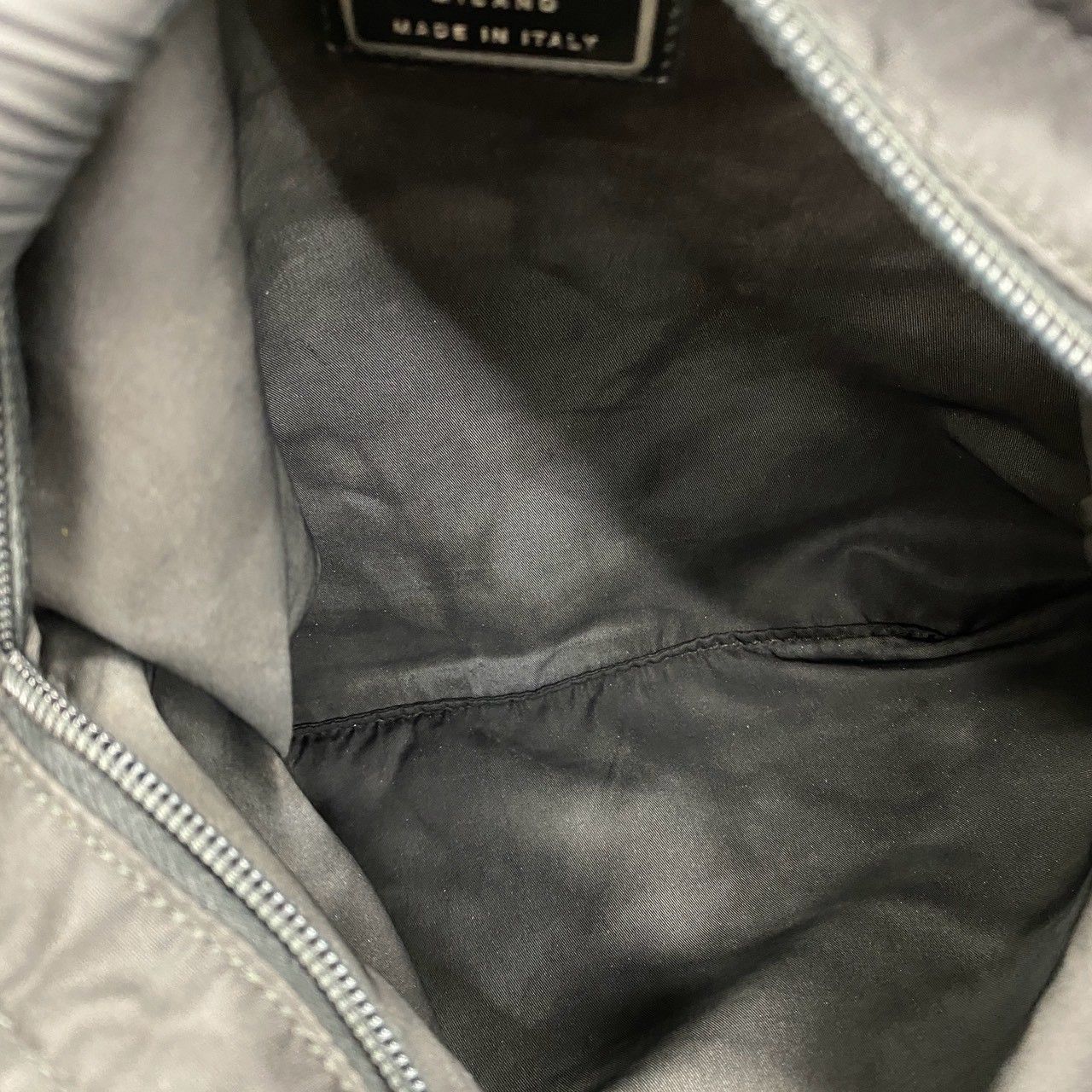 極 美品 保存袋付き PRADA プラダ 三角ロゴ プレート 金具 テスート 