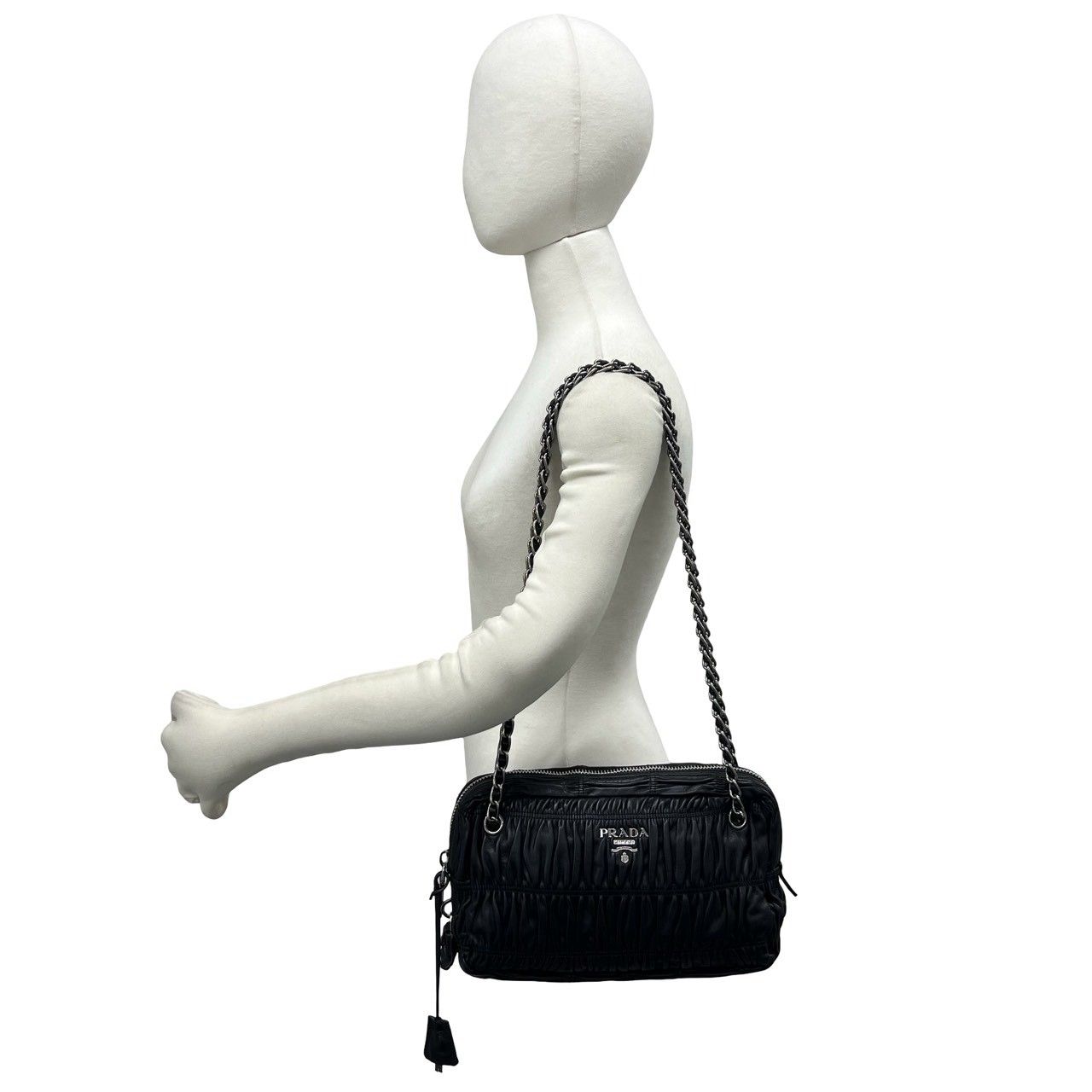 極 美品 希少品 保存袋付 PRADA プラダ ロゴ 金具 ギャザー レザー 本 