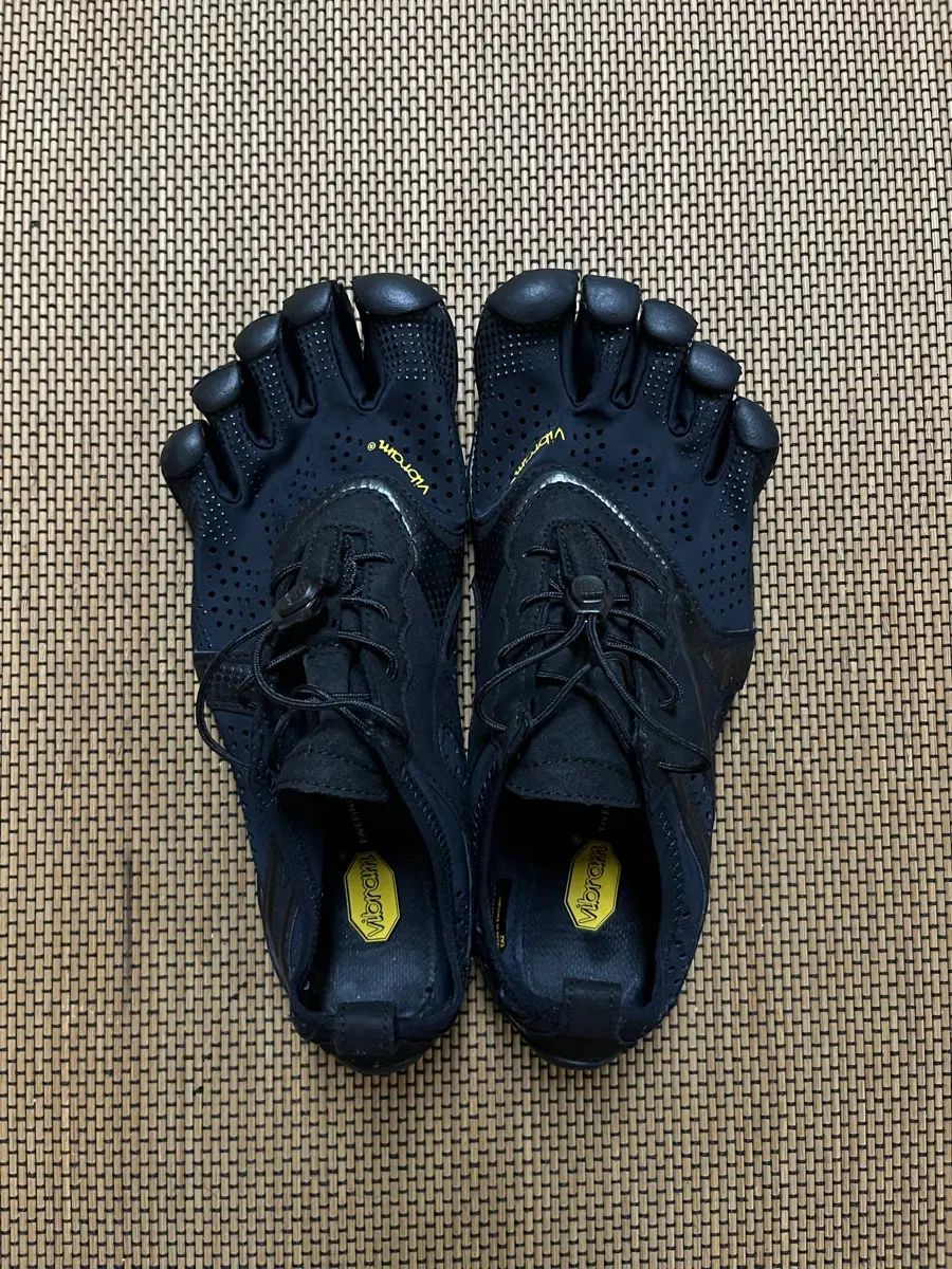 ビブラム Vibram ファイブFIVE フィンガーズ Finger v-run トータルブラック black 40サイズ 27,419円