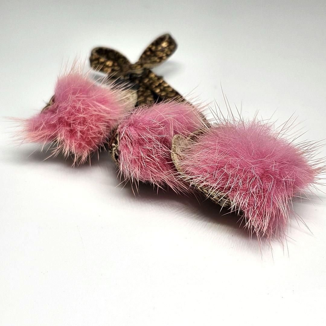 FENDI フェンディ ブローチ ピンク ファー Fロゴ リボン 型押し レザー FENDI フェンディ ブローチ ピンク ファー Fロゴ リボン 型押し レザー