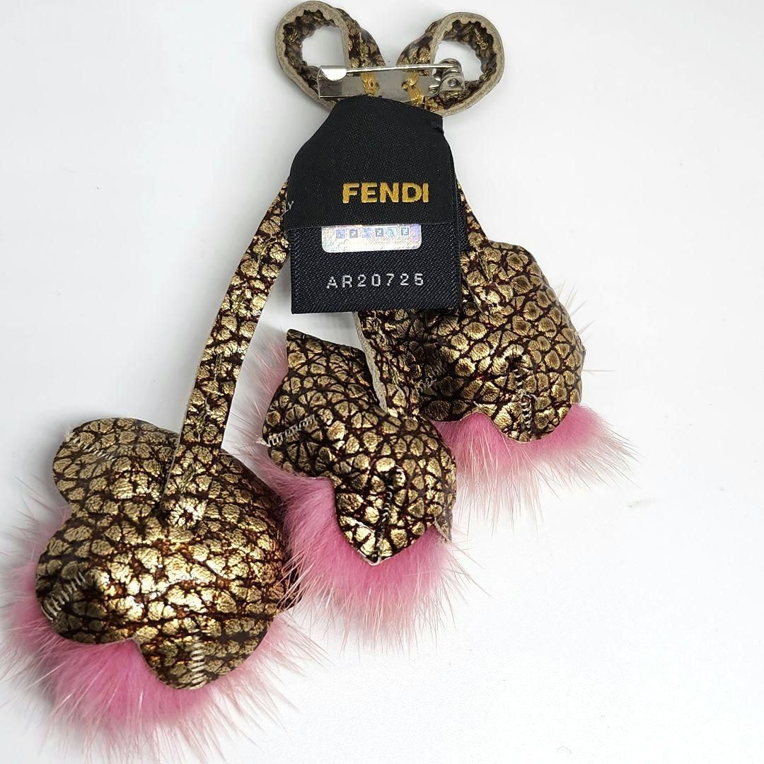 FENDI フェンディ ブローチ ピンク ファー Fロゴ リボン 型押し レザー
