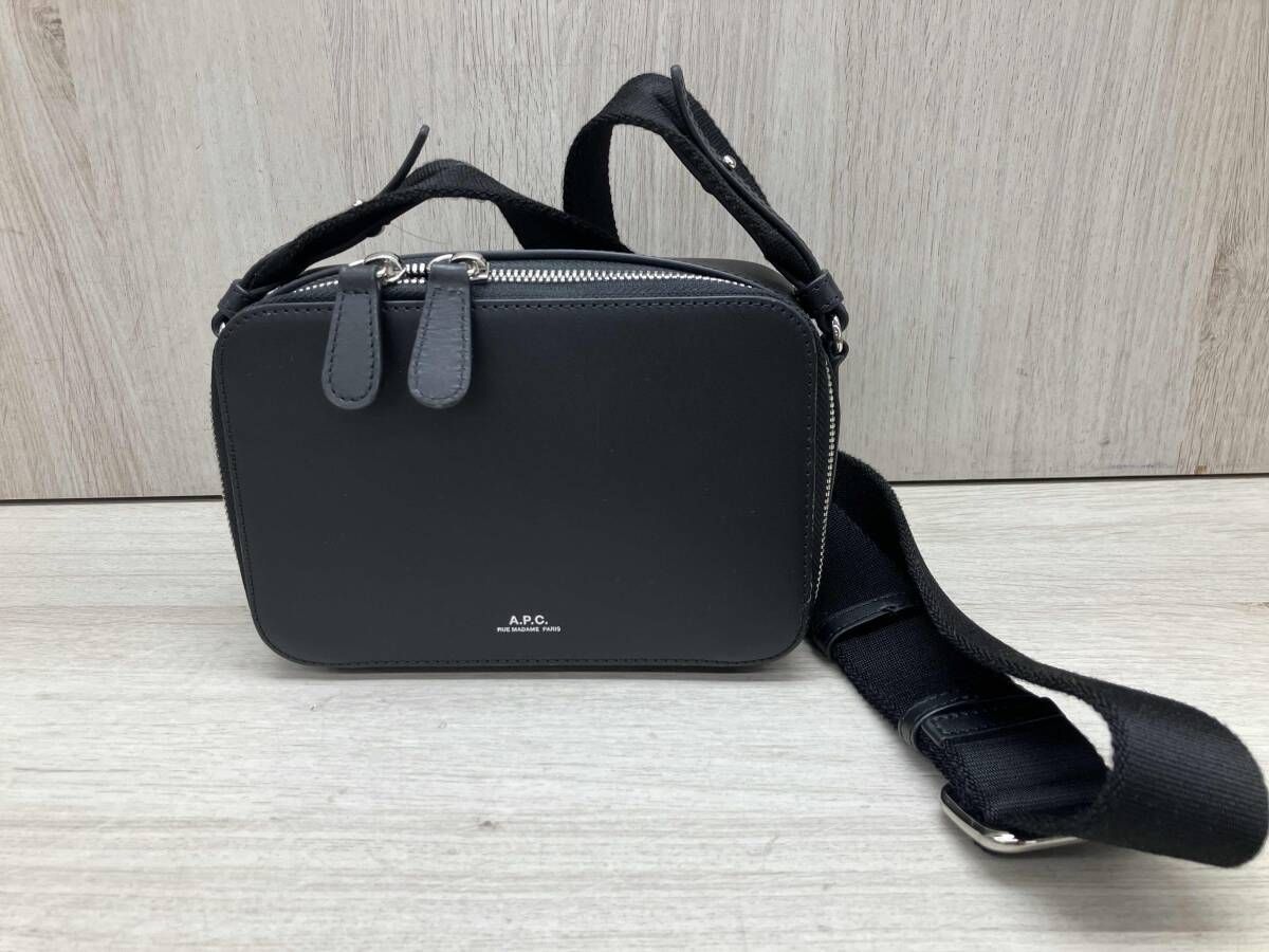 A.P.C./アーペーセー Soho カメラバッグ クロスボディバッグ カーフレザー ダブルファスナー 2025AW 箔押しロゴ ショルダーバッグ ブラック