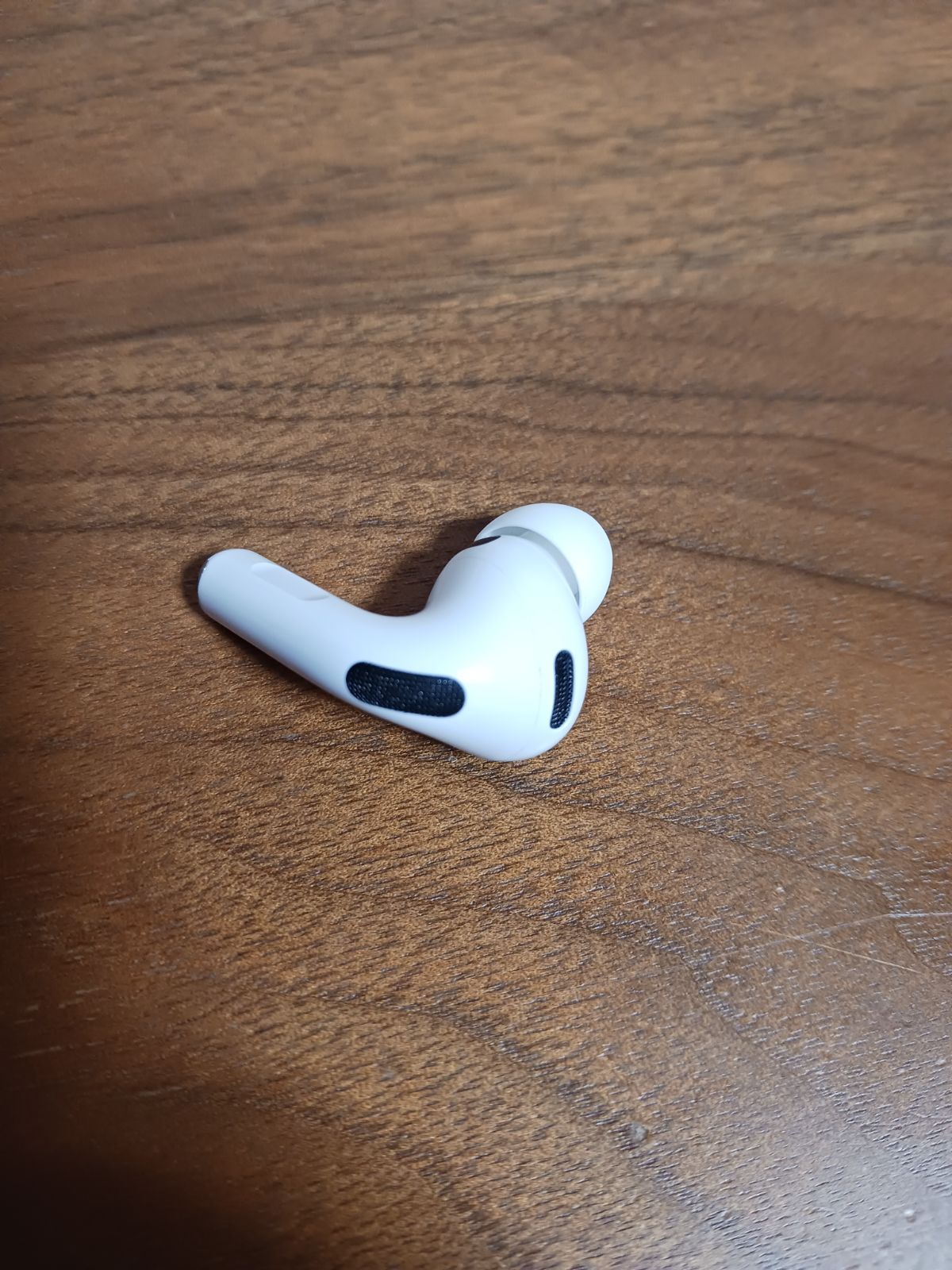 Apple AirPods Pro 第3世代　片耳 本体 A3063 正規品）Apple AirPods Pro 第3世代 正規品 片耳 左耳のみ - メルカリ