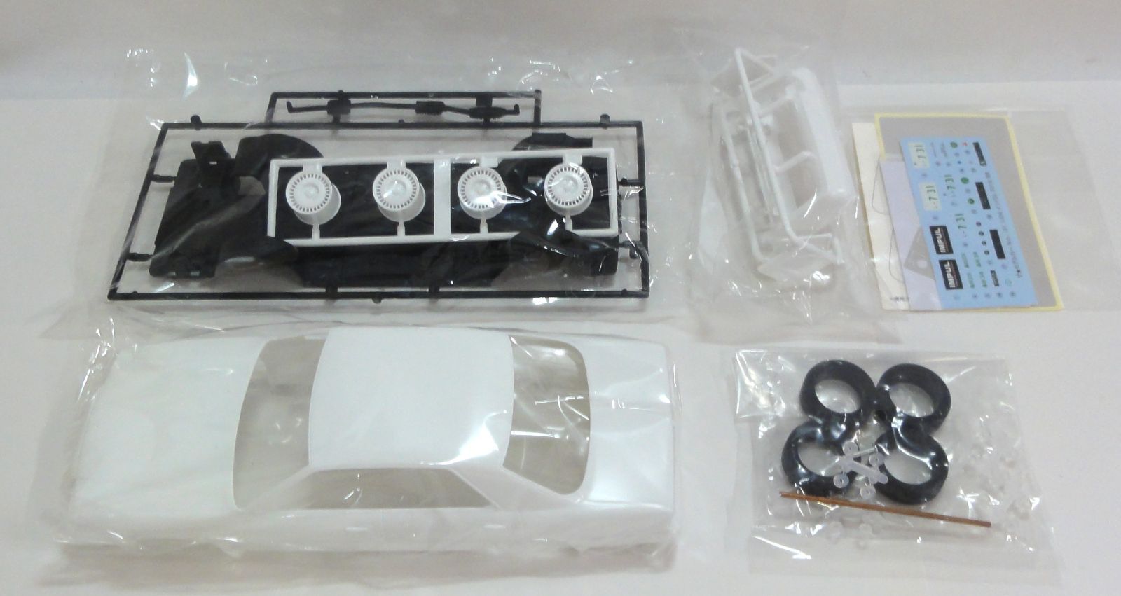 M[宅80]1242 アオシマ 1/24 インパル Y31 シーマ 731S ’89 ザ・モデルカーシリーズ No.31 箱傷みあり 未組立 長期保管品 thumbnail 4