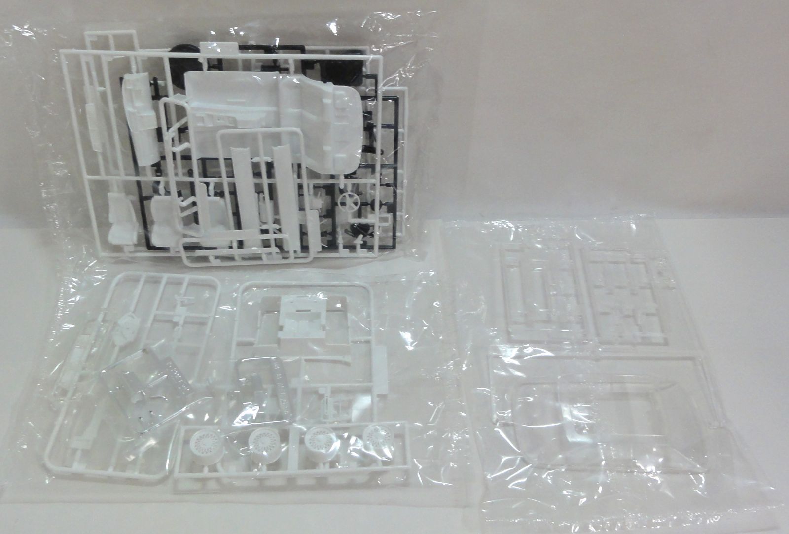 M[宅80]1242 アオシマ 1/24 インパル Y31 シーマ 731S ’89 ザ・モデルカーシリーズ No.31 箱傷みあり 未組立 長期保管品 thumbnail 3