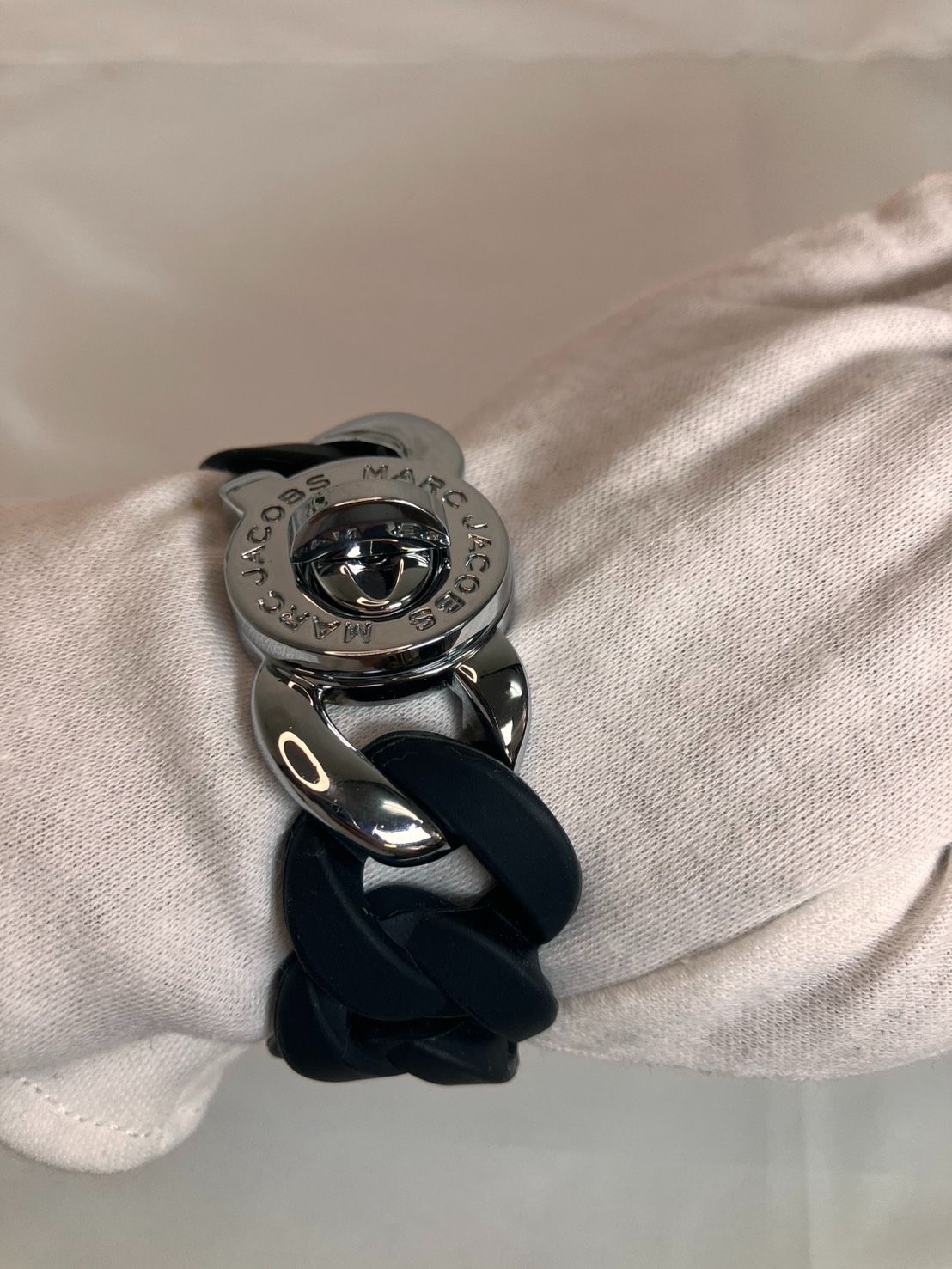MARC JACOBS 喜平　チェーンブレスレット シルバーカラー ロゴプレート MARC JACOBS Chain Bracelet Black Silver Hardware Engraved Logo