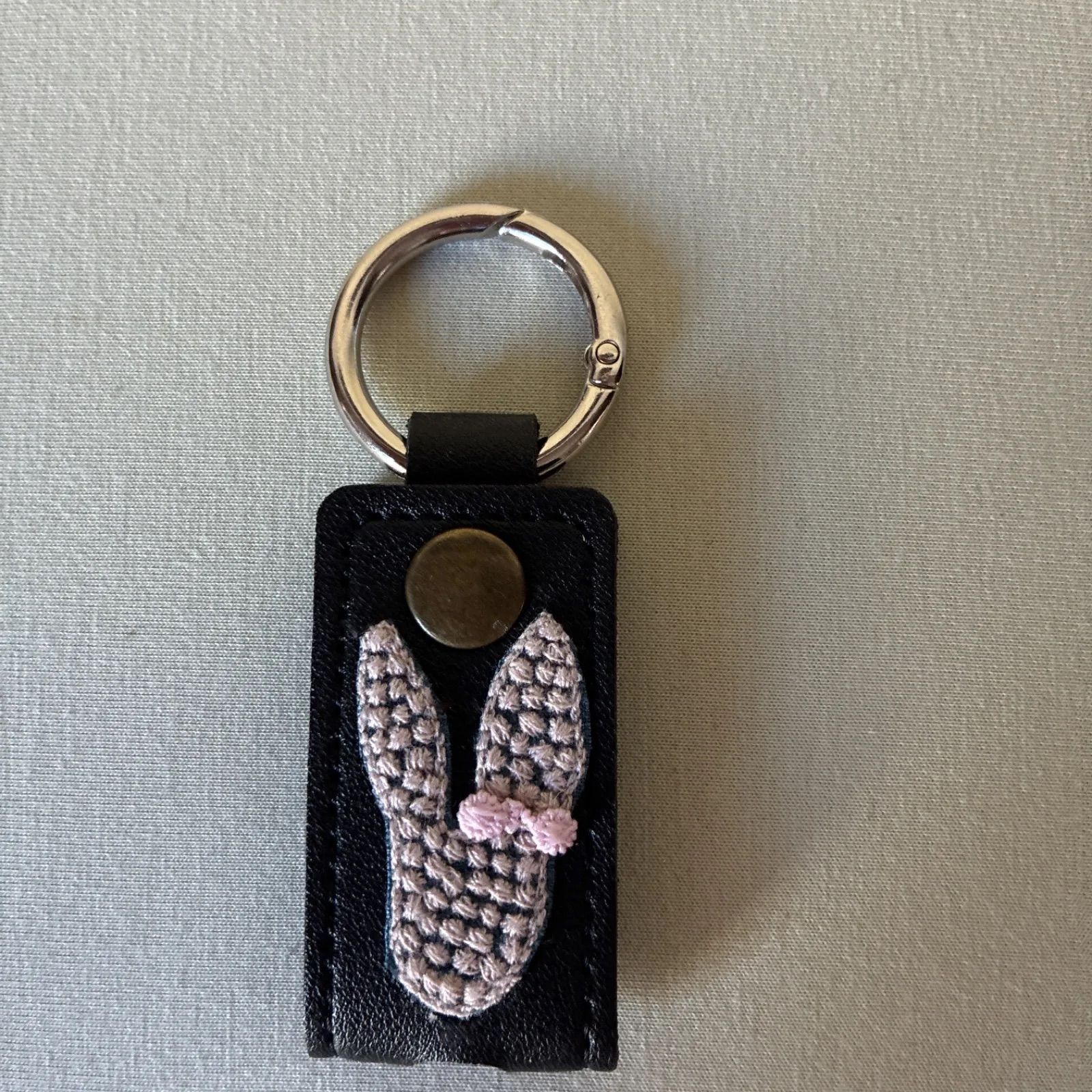 ミナペルホネンpomppia刺繍生地 うさぎブラックバックチャーム