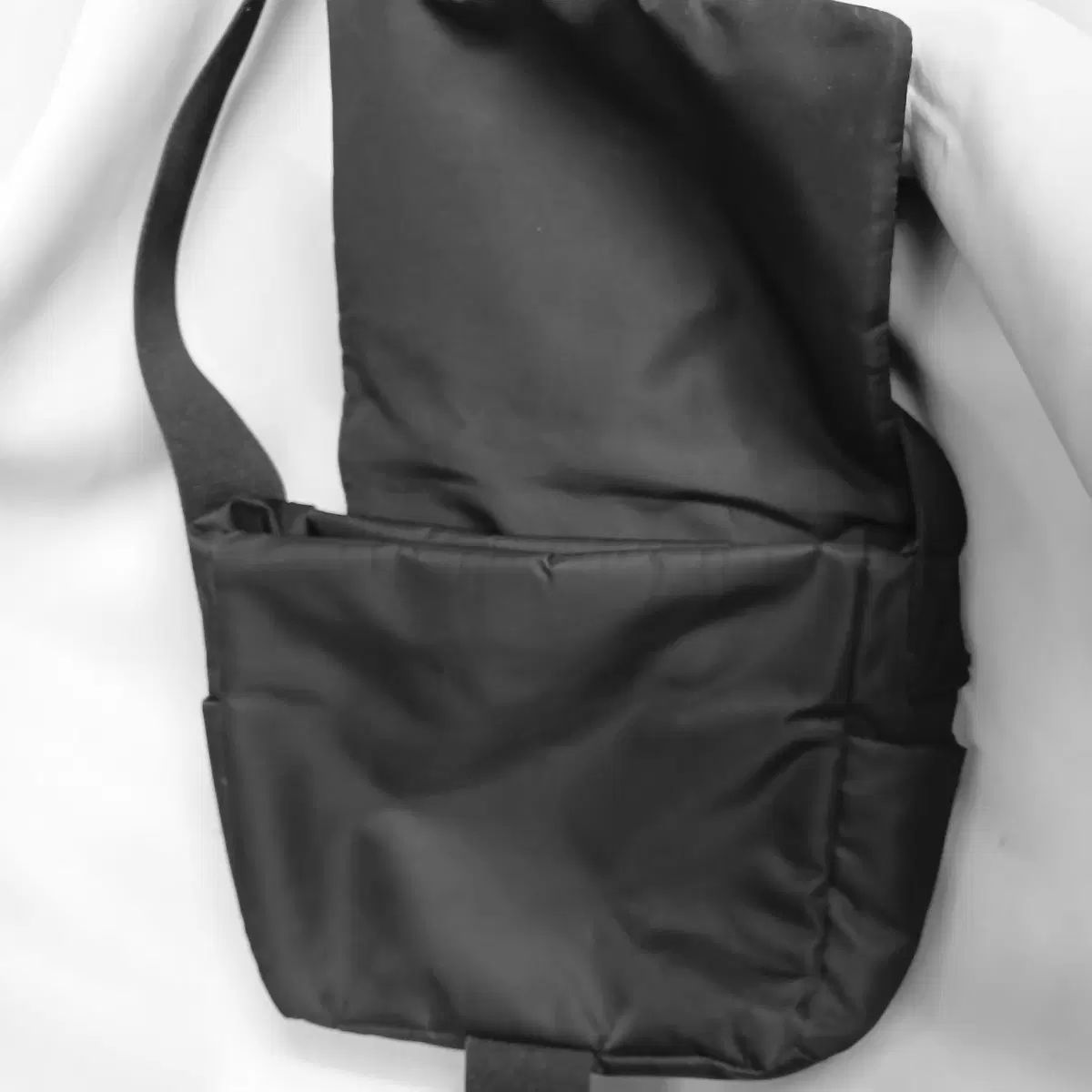 COS ナイロン ショルダーバッグ ブラック