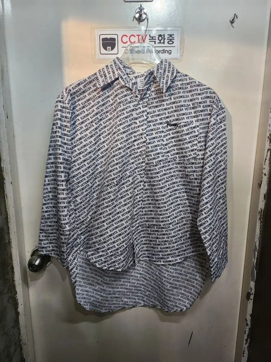 VETEMENTS ヴェトモン ロゴ プリンティング シャツ