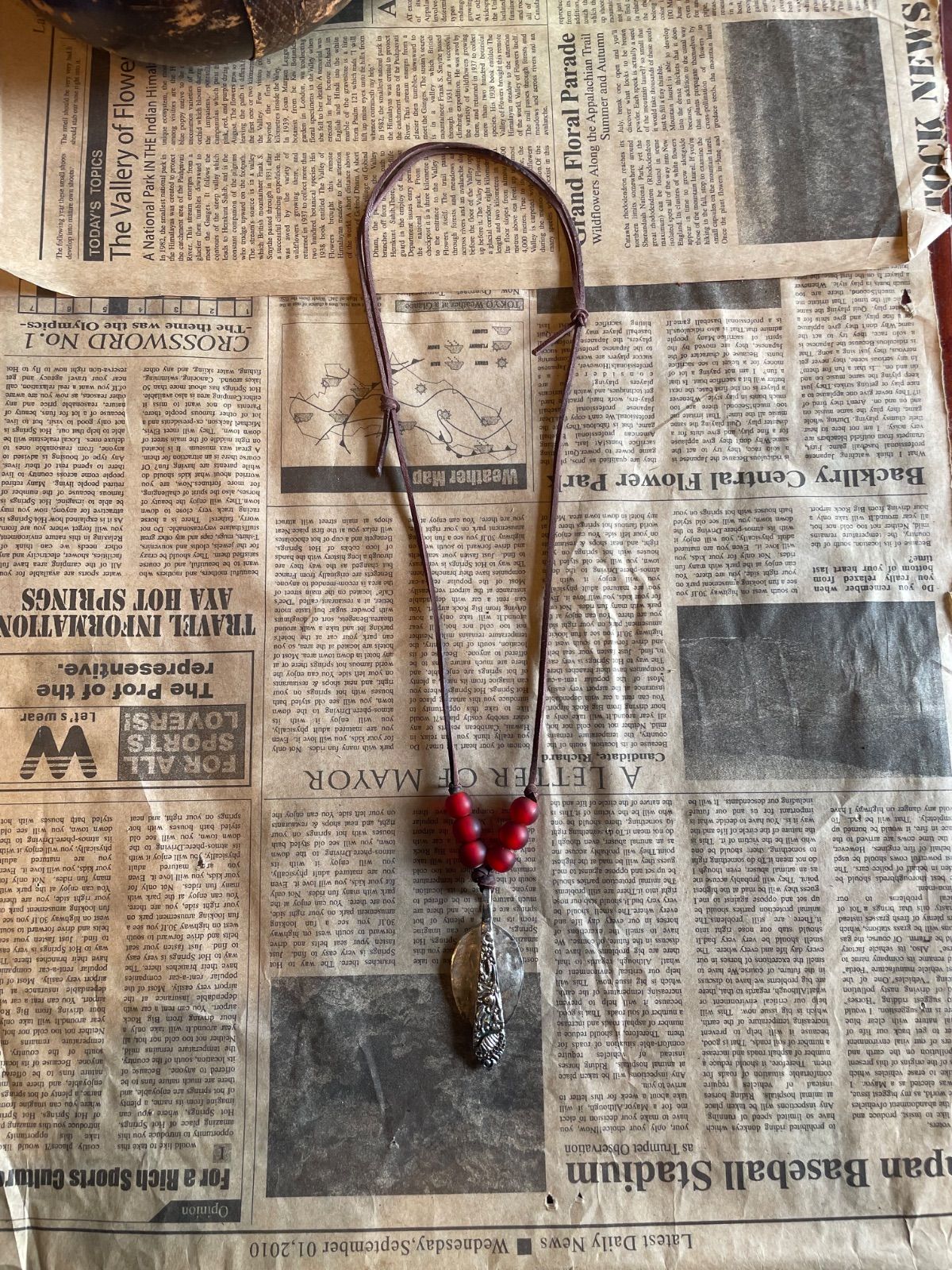Vintage spoon pendant in nickel silver (GAW, white-heart beads × deerskin cord) 2