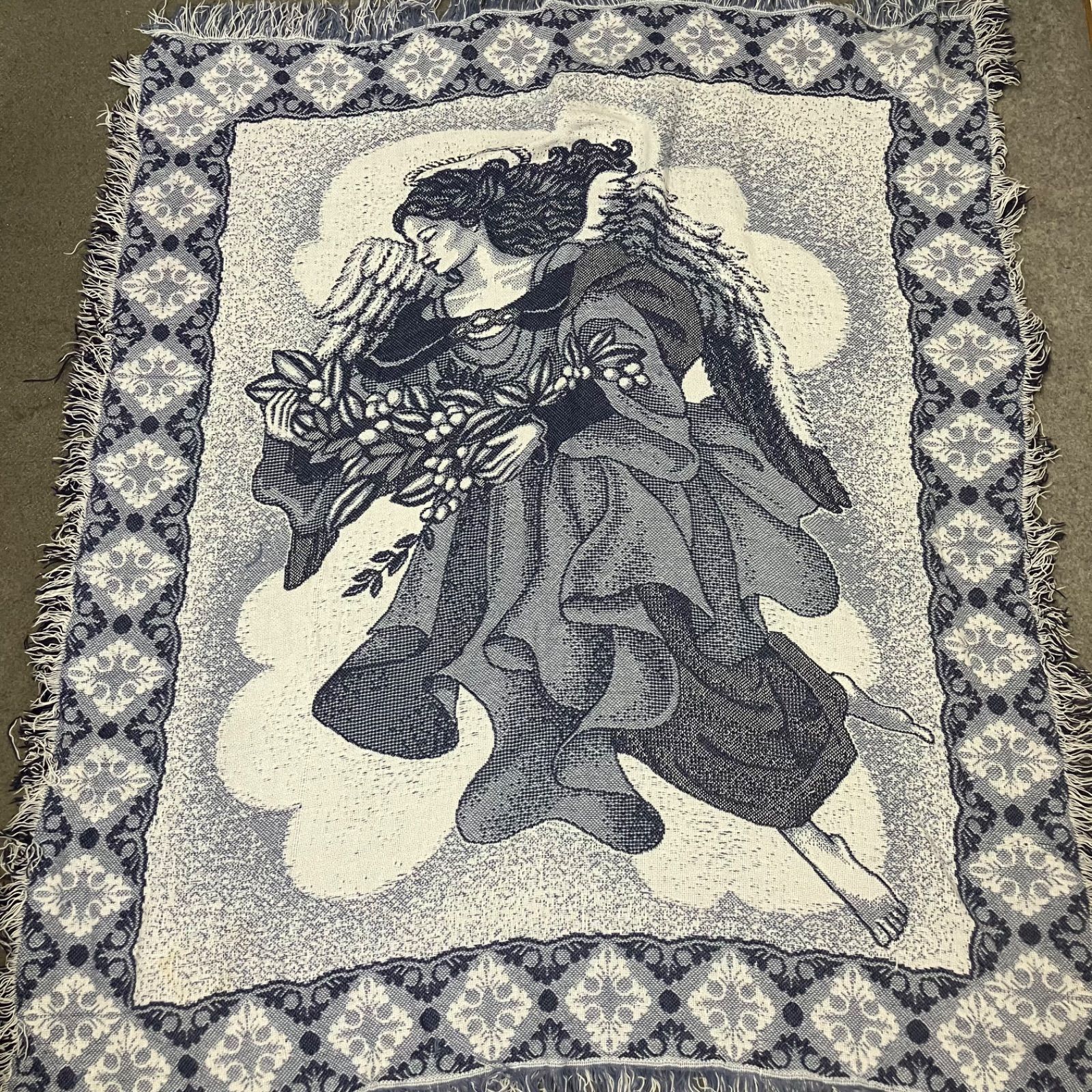 【USA製】ヴィンテージ ラグマット 天使 エンジェル タペストリー 古着　雑貨 P3662 vintage エンジェル 天使 ラグマット タペストリー - メルカリ