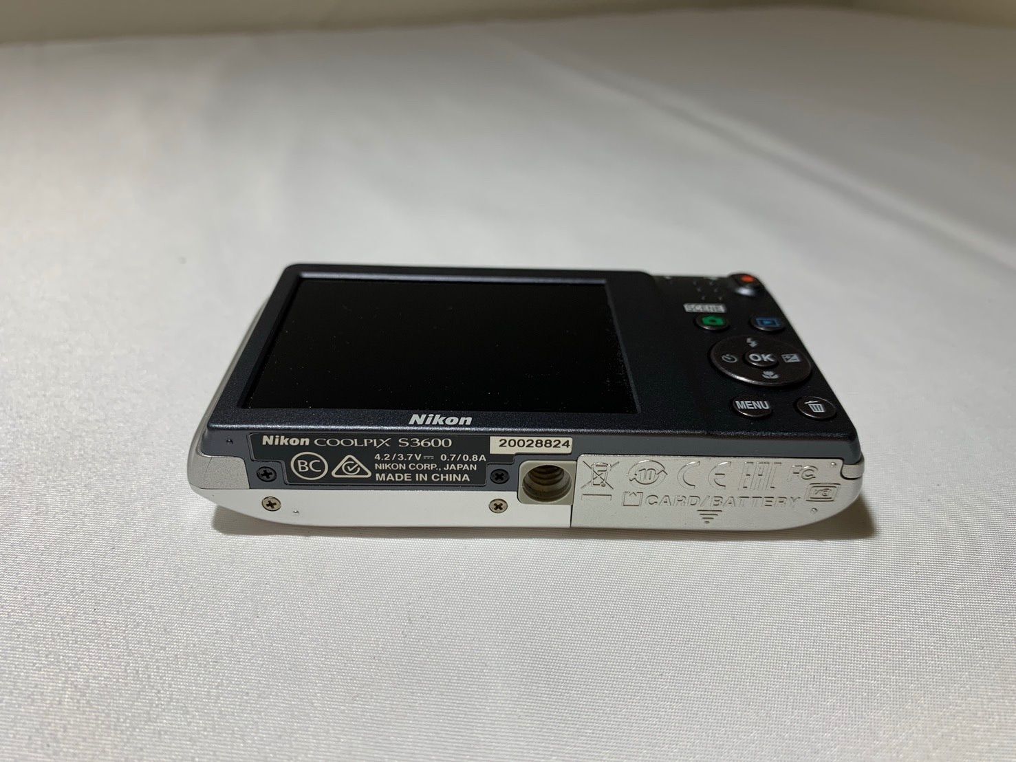 4079 Nikon COOLPIX S3600 シルバー 動作確認済み デジカメ【ネ