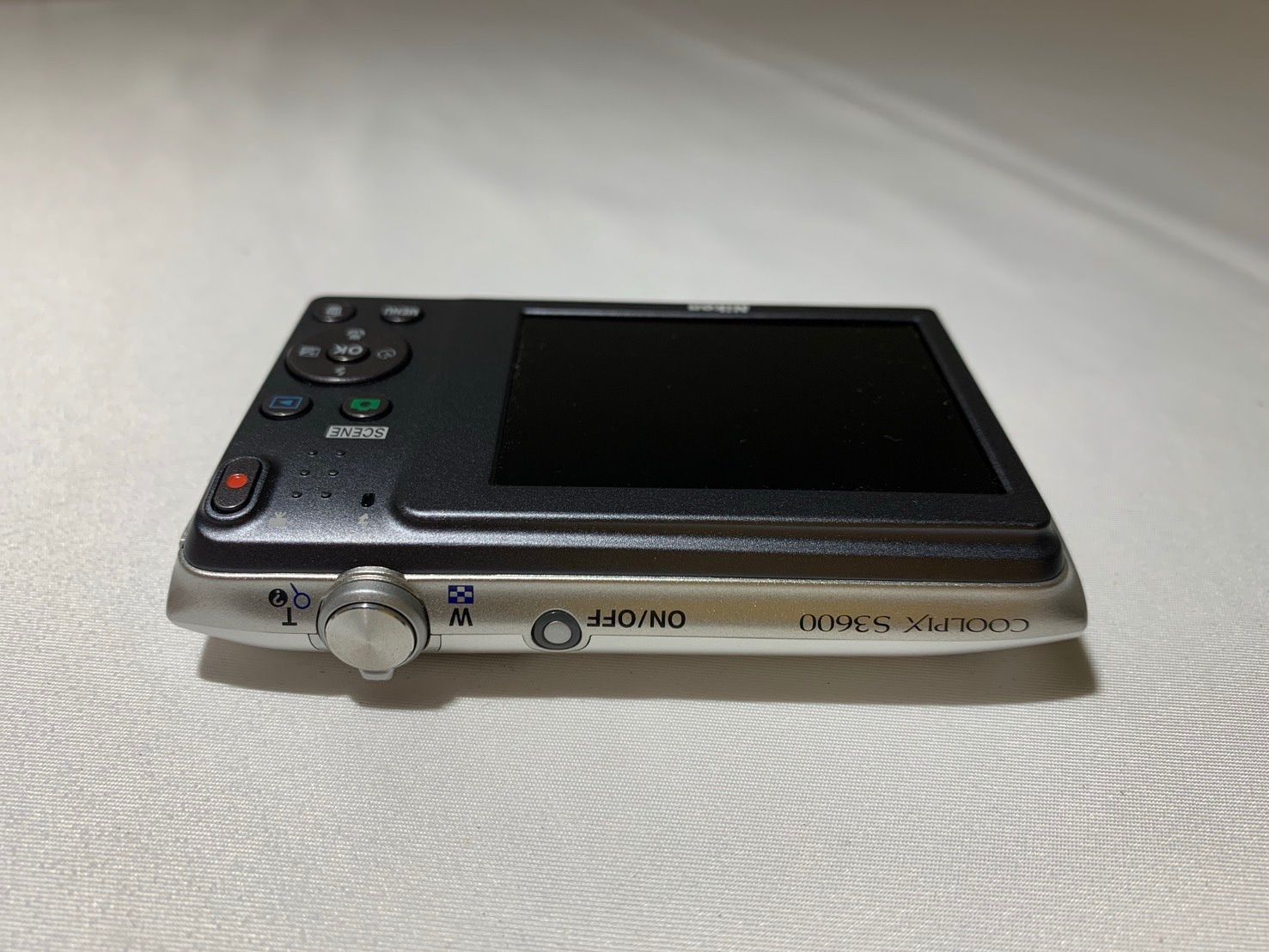 4079 Nikon COOLPIX S3600 シルバー 動作確認済み デジカメ【ネ