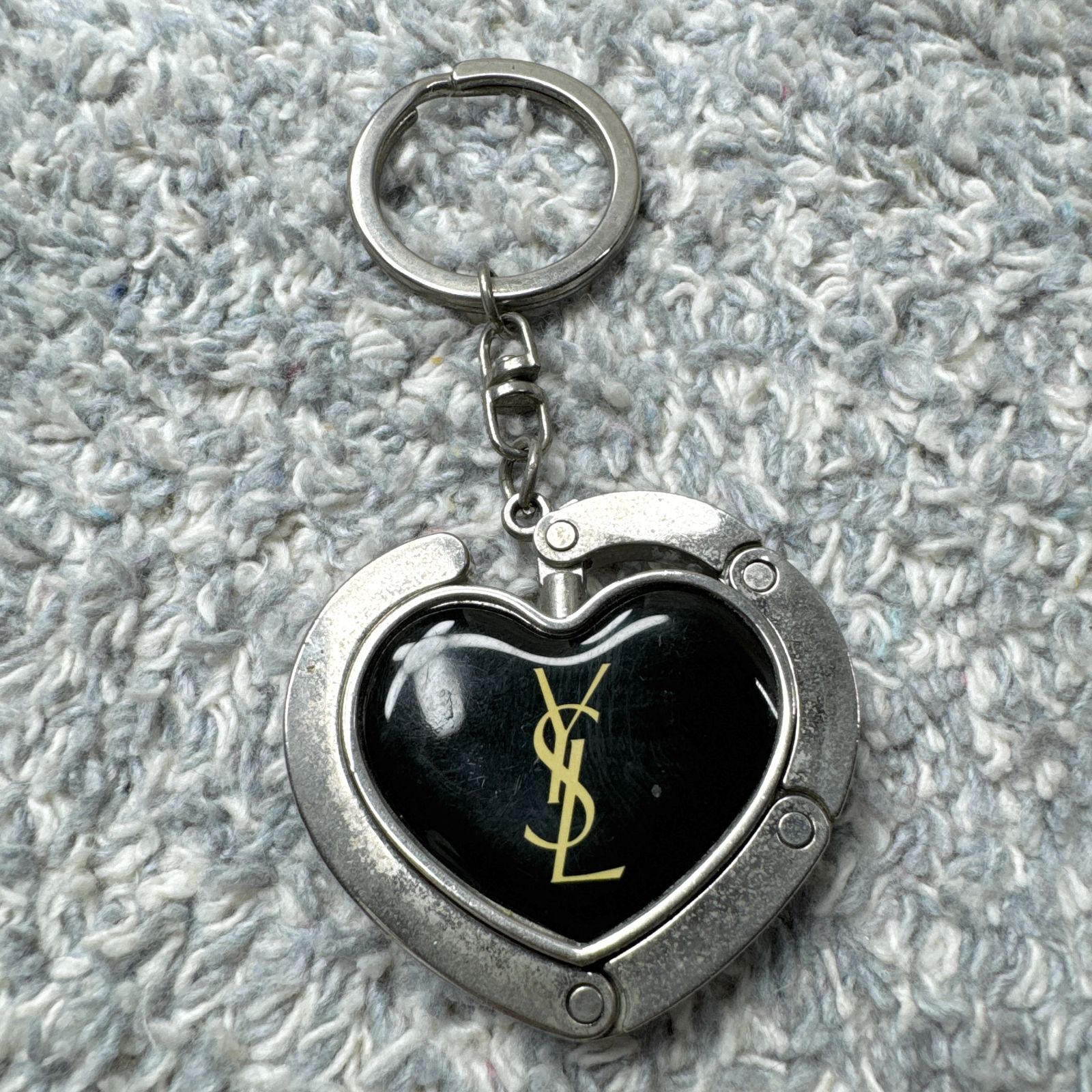 YSL イヴサンローラン ハート型キーホルダー ブラック×ゴールド
