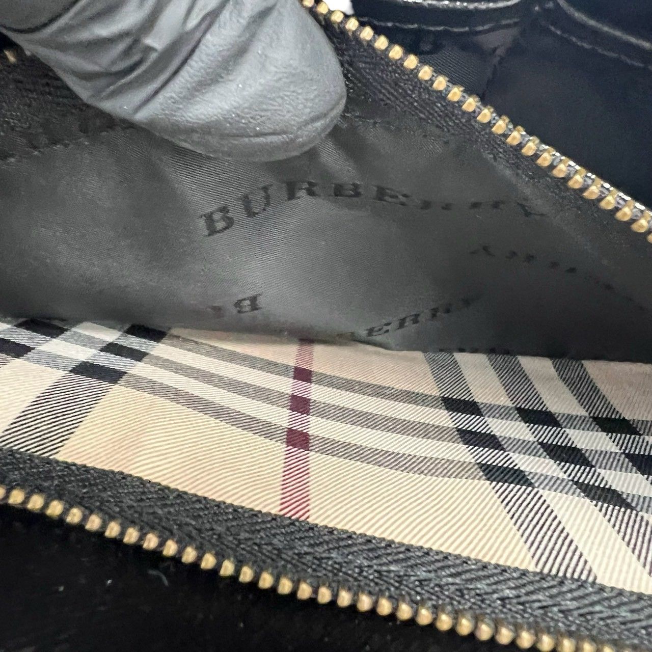 極 美品 BURBERRY バーバリー ノバチェック 柄 ロゴ 金具 レザー 本革