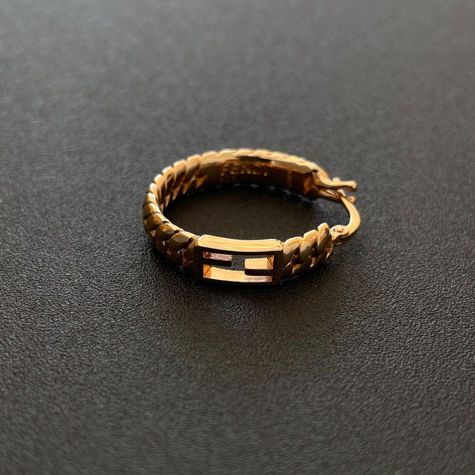 美品 フェンディ FENDI バゲット FFロゴ フープピアス 片耳 ゴールド