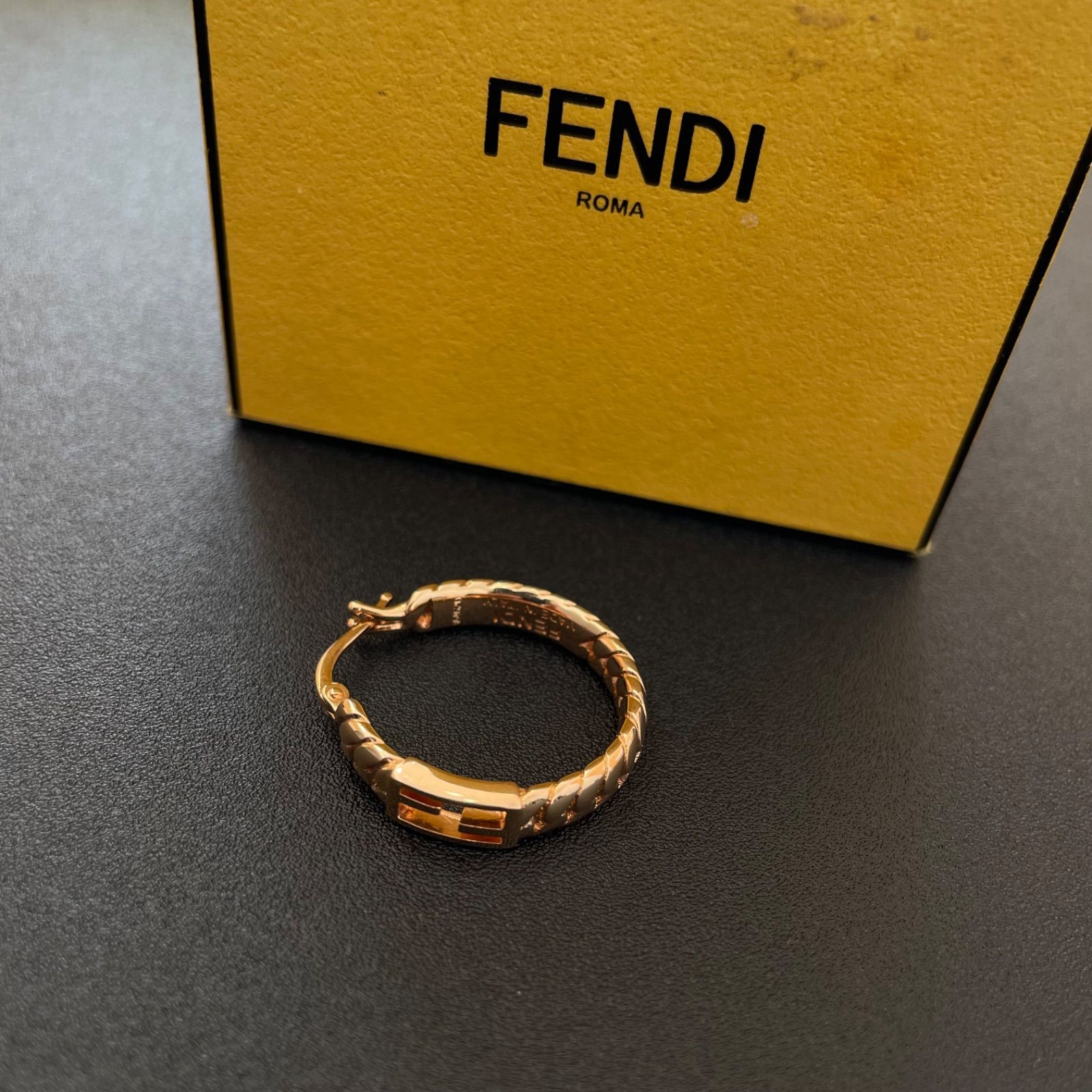 FENDI フェンディ バゲット フープ ピアス ゴールド 片耳 美品 フェンディ FENDI バゲット FFロゴ フープピアス 片耳 ゴールド