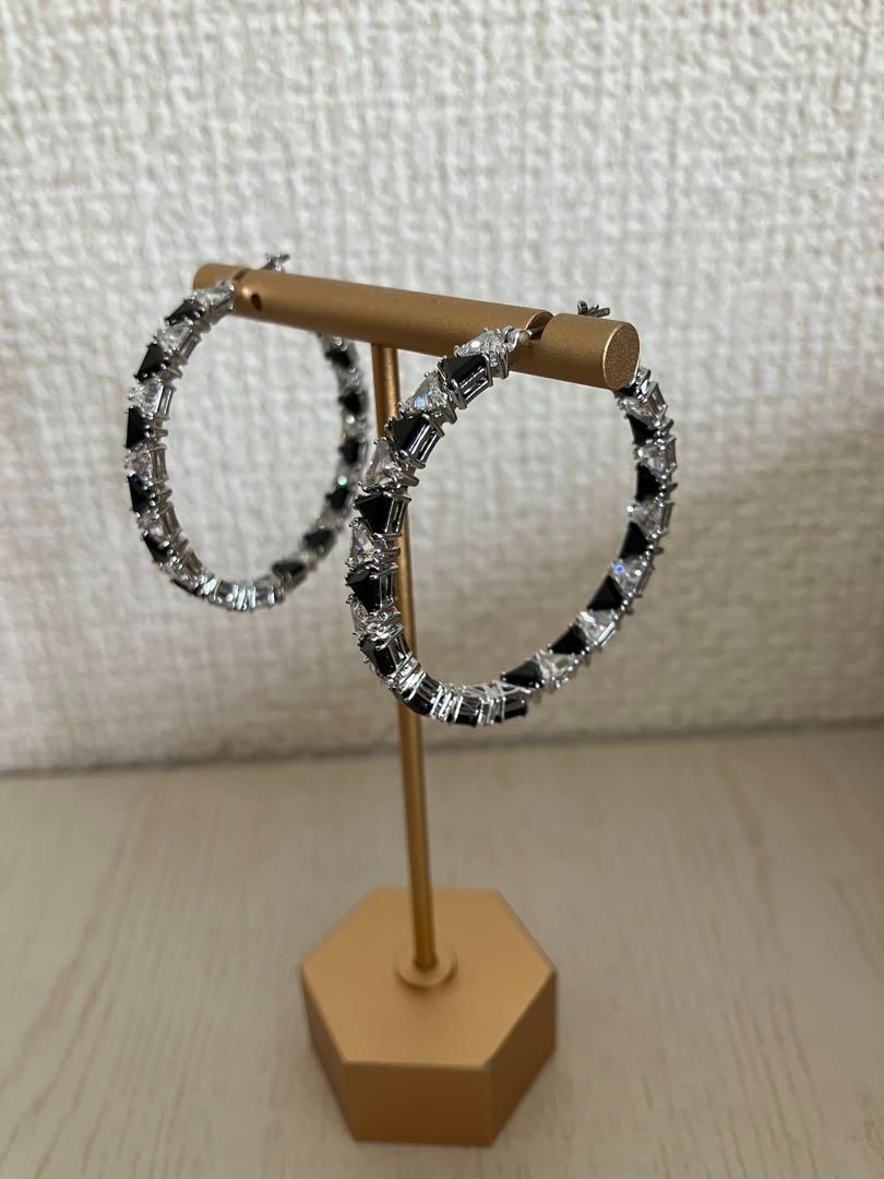 スワロフスキー（Swarovski）Ortyx（オルティクス） フープピアス 新品 スワロフスキー Swarovski Ortyx フープピアス - メルカリ