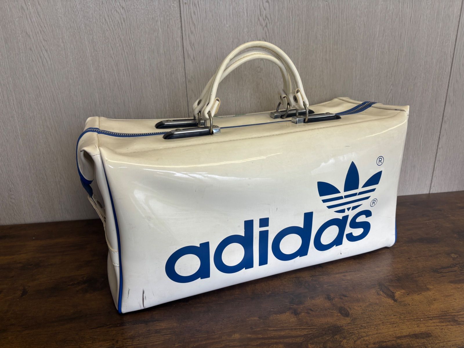 【質Banana】adidas アディダス 80’s エナメル ボストンバッグ スポーツバッグ W50xD22xH26cm 白×青 7,500円