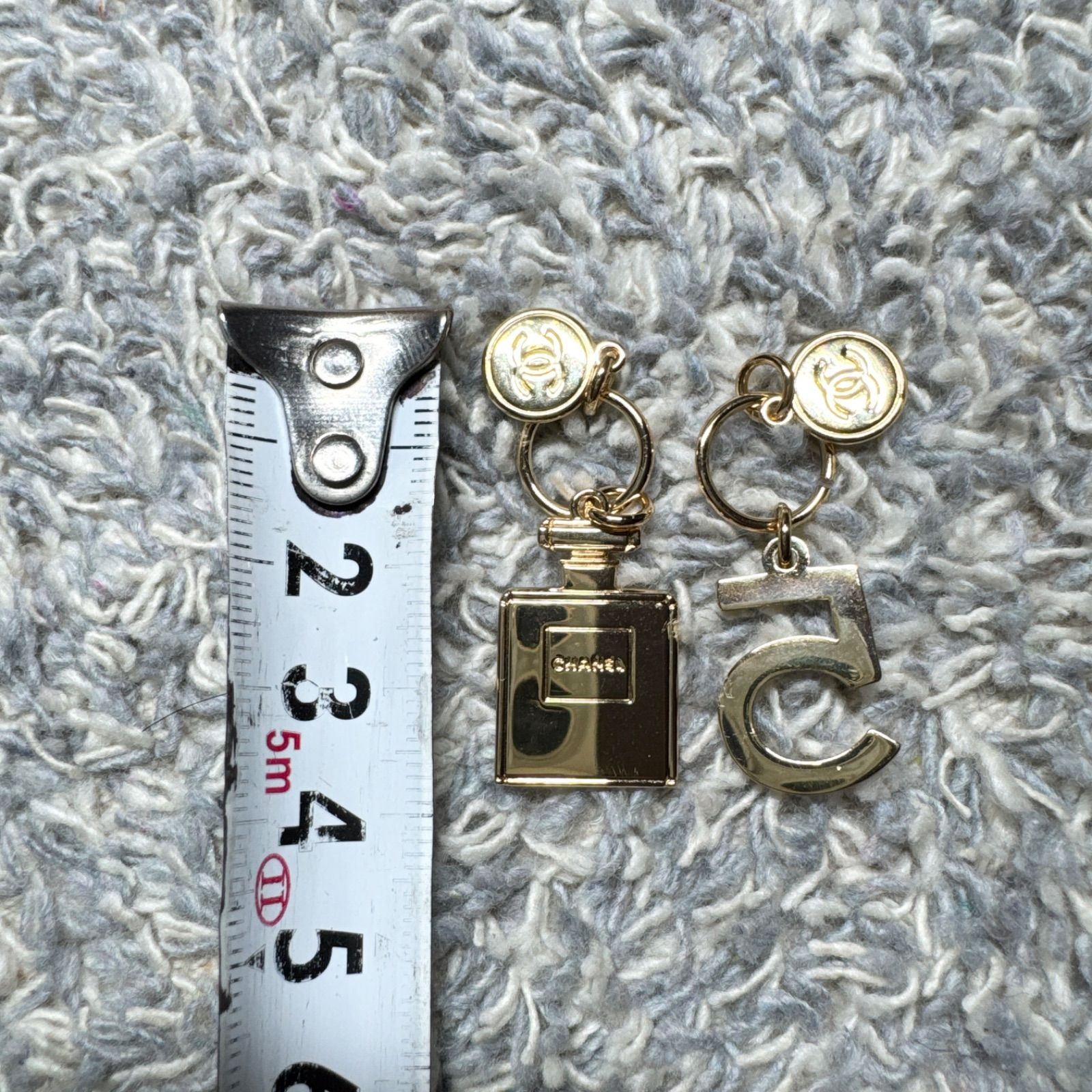 CHANEL シャネル No.5 香水ボトル CCロゴ キーホルダー 2点セット CHANEL シャネル No.5 香水ボトル CCロゴ キーホルダー 2点セット
