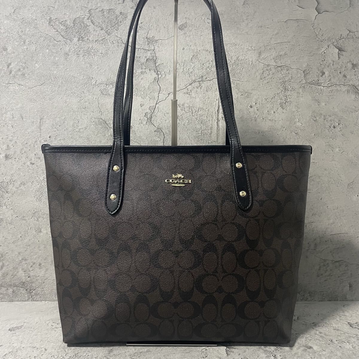 美品 COACH コーチ トートバッグ 大容量 シグネチャー PVC レザー 黒 ブラック 茶 ブラウン