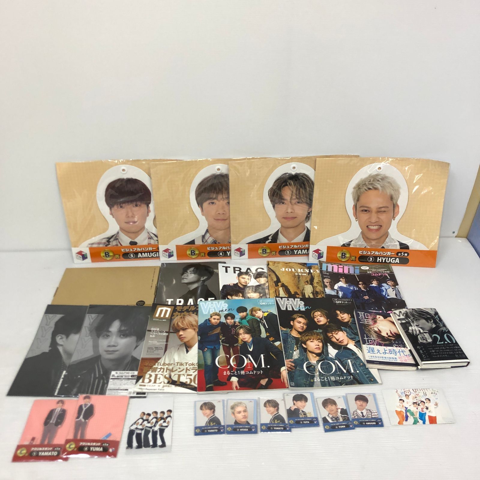 △コムドット グッズ まとめ ハンガー本 アクスタ 他 中古品