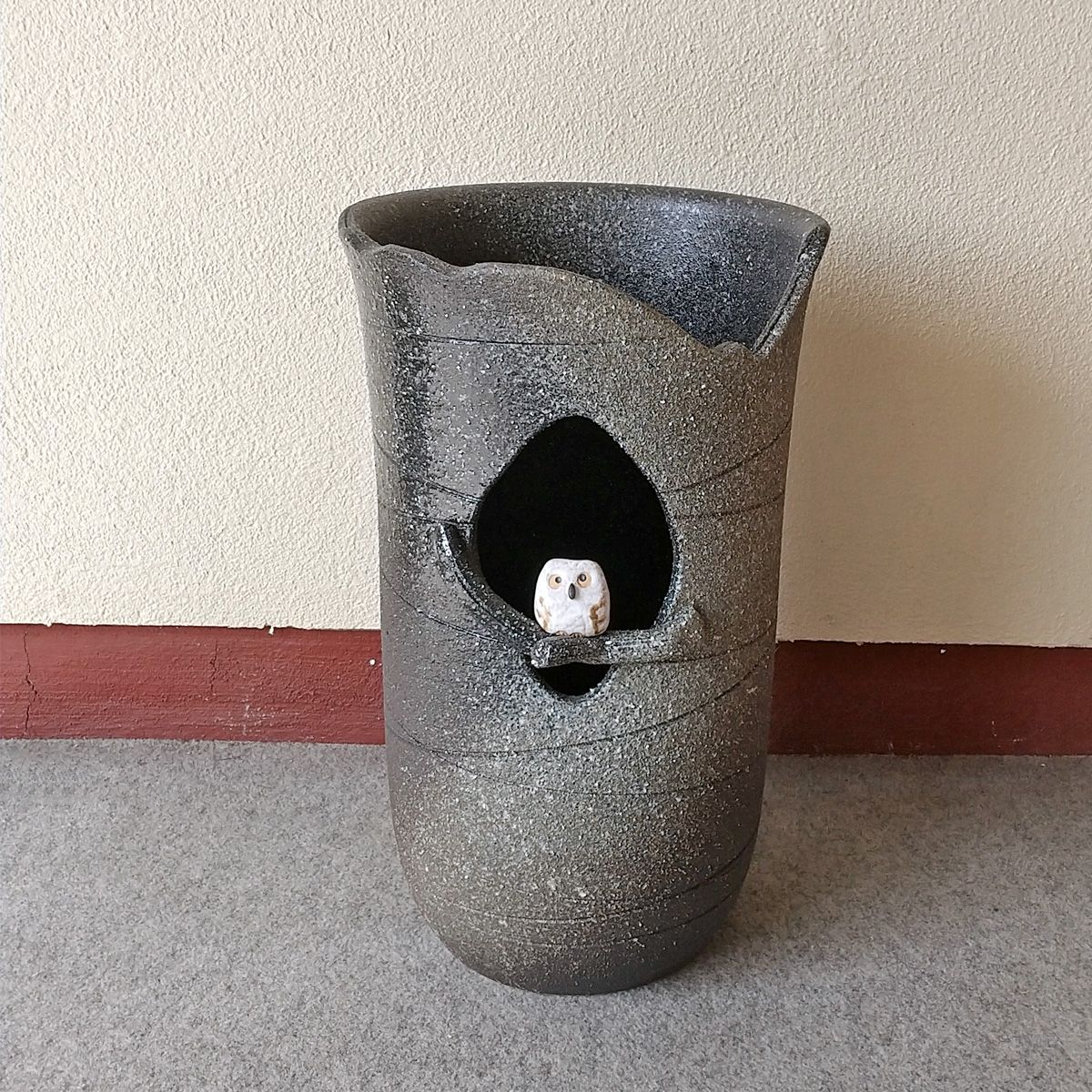 陶器傘立て 木のりふくろうソリ型傘立 フクロウ 信楽焼 玄関収納 B046