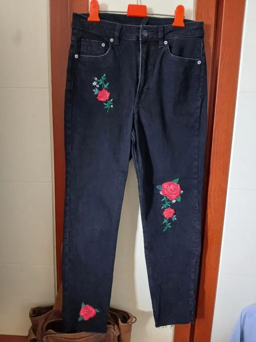 黒 バラ ローズ 刺繍 ヴィンテージ ストレッチ デニム 21,573円