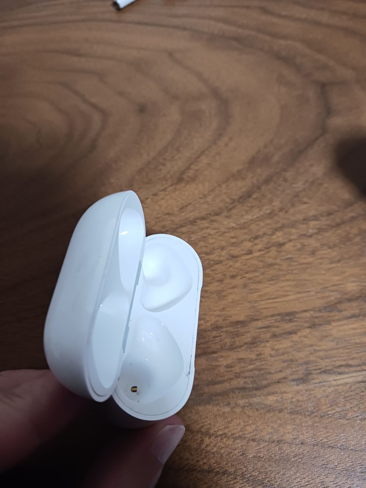 正規品）Apple AirPods 第4世代 充電ケースのみ ノイキャン無し - メルカリ