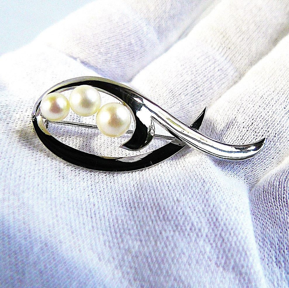 美品 MIKIMOTO アコヤ真珠 3珠ブローチ シルバー E25 - メルカリ