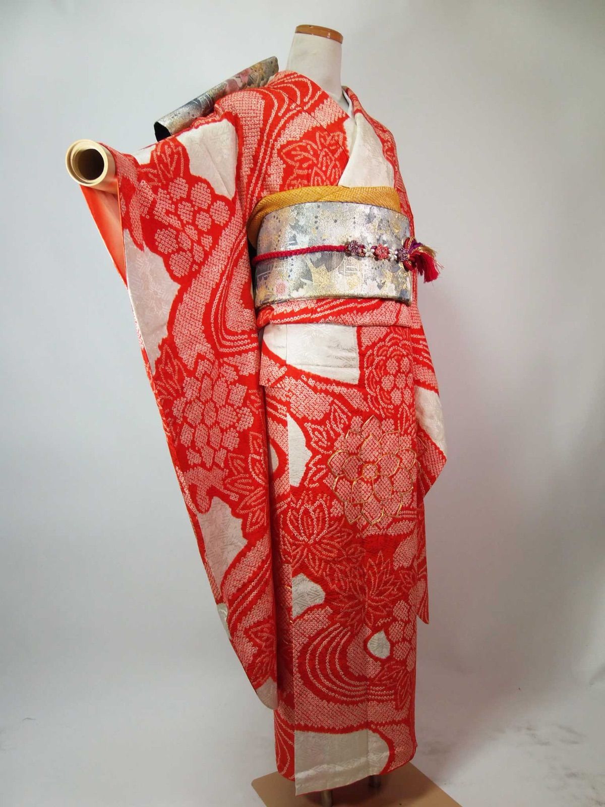 逸品 振袖「朱に流れる花絞り」鹿子本絞り 金駒刺繍 正絹 裄63 小柄
