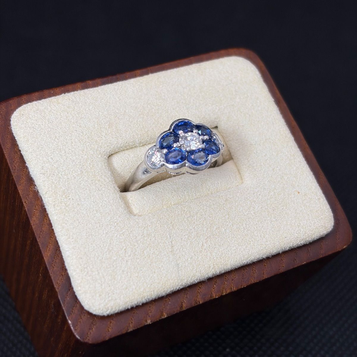 PT900 サファイア 1.48ct ダイヤモンド 0.52ct フラワーモチーフ