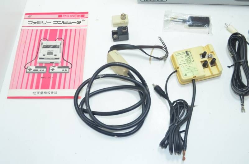 送料無料】任天堂 Nintendo ファミリーコンピュータ 初代ファミコン