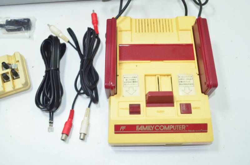 送料無料】任天堂 Nintendo ファミリーコンピュータ 初代ファミコン