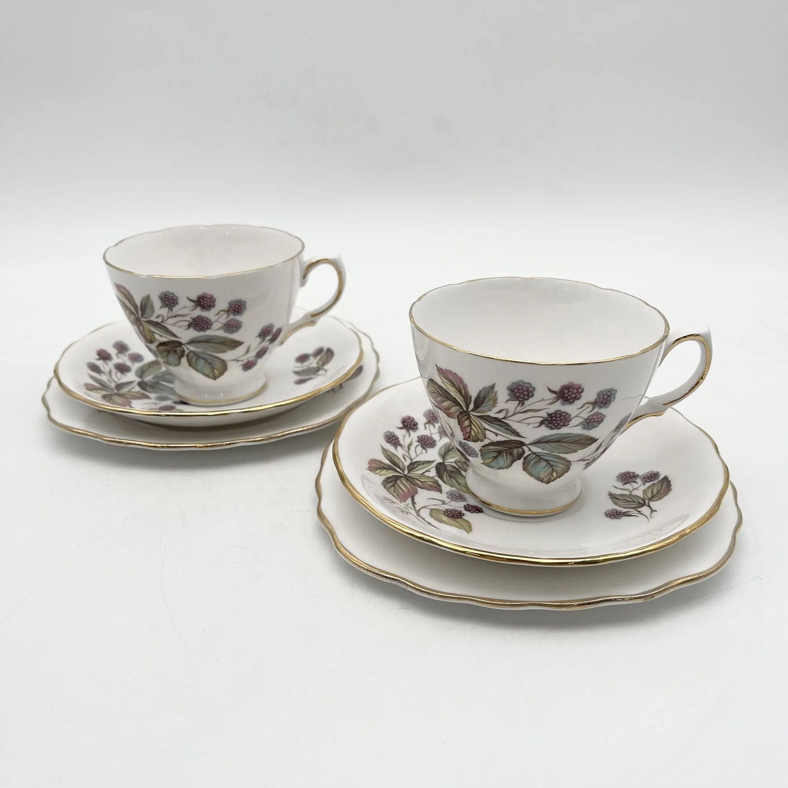 Royal Malvern / トリオ(C&S+デザートプレート)2P / 20C中頃 / Bone China / イギリス / ブラックベリー,金彩,花柄,ゴールド,ボタニカル柄 / [ビンテージ] 21,158円