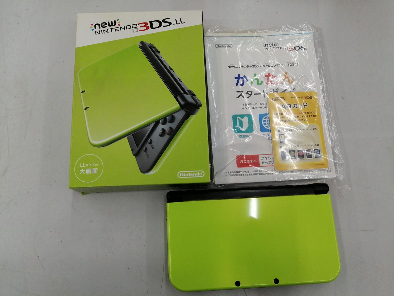 NINTENDO 型番：RED-001 鮮やかグリーンが映える！
