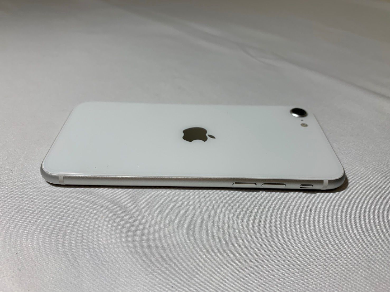 iPhone SE(第二世代) ホワイト 64GB ジャンク品 - メルカリ