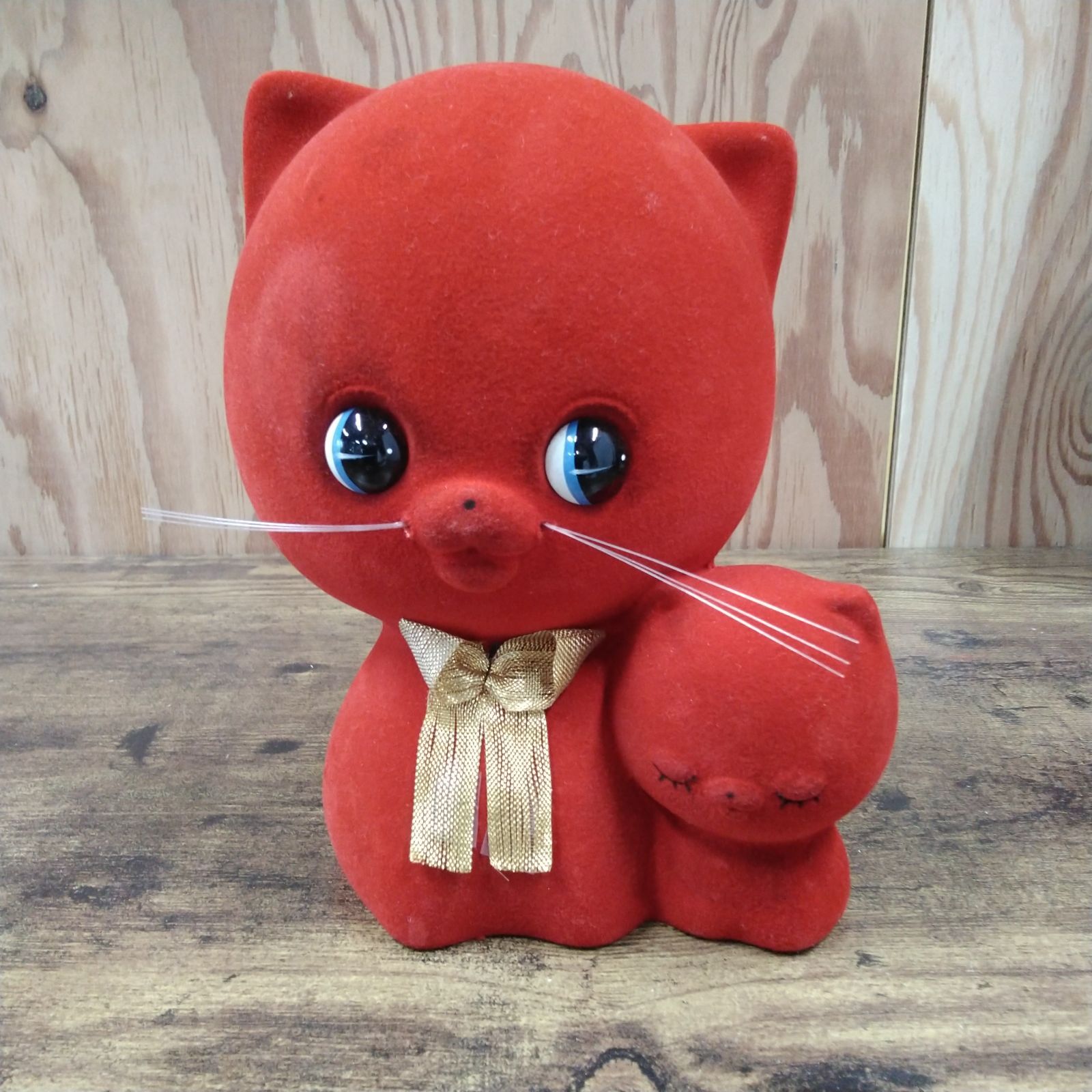 真っ赤な猫ちゃん貯金箱 773 - メルカリ