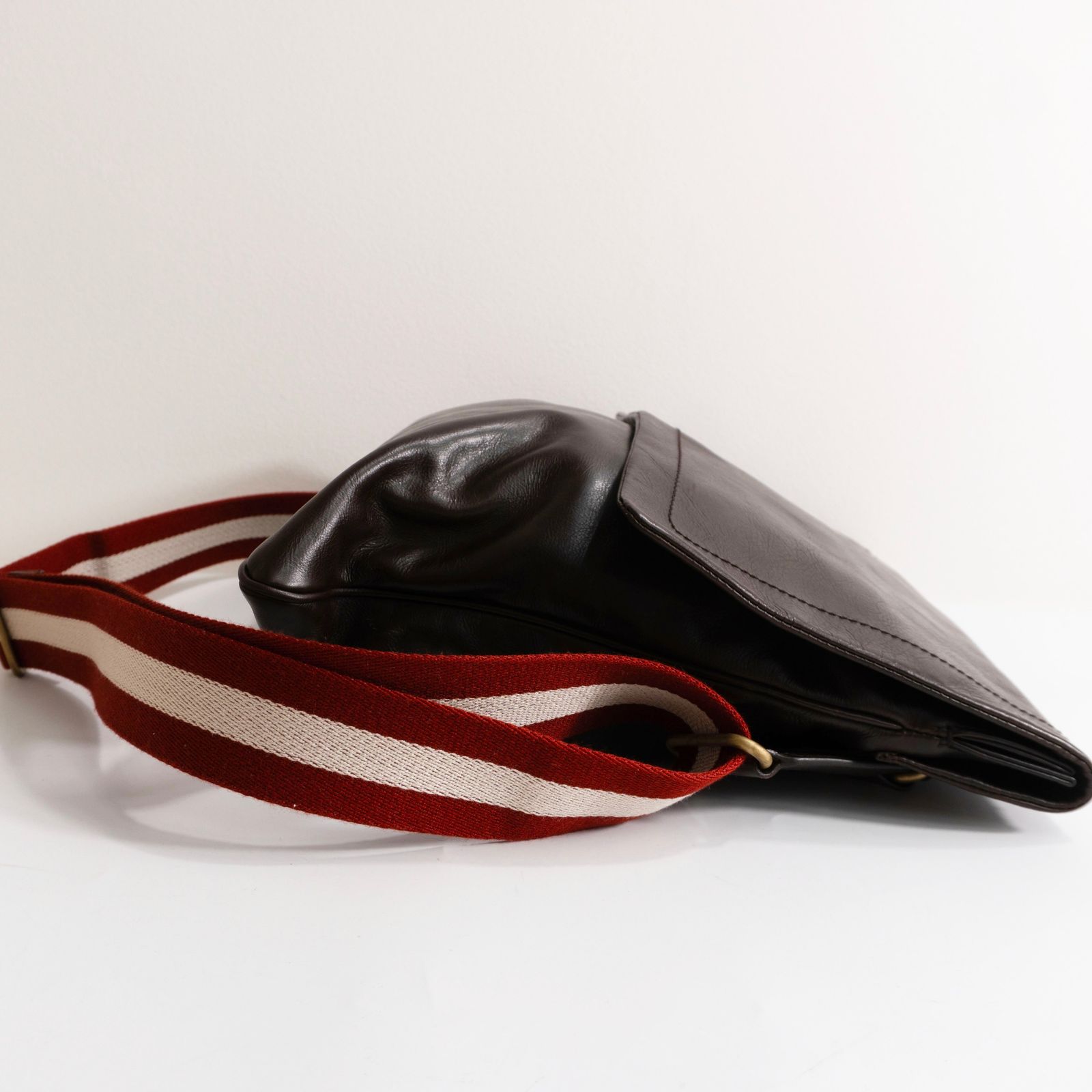 美品】BALLY 【 レザー ショルダーバッグ】ブラウン トレイン 美品】BALLY 【 レザー ショルダーバッグ】ブラウン トレイン