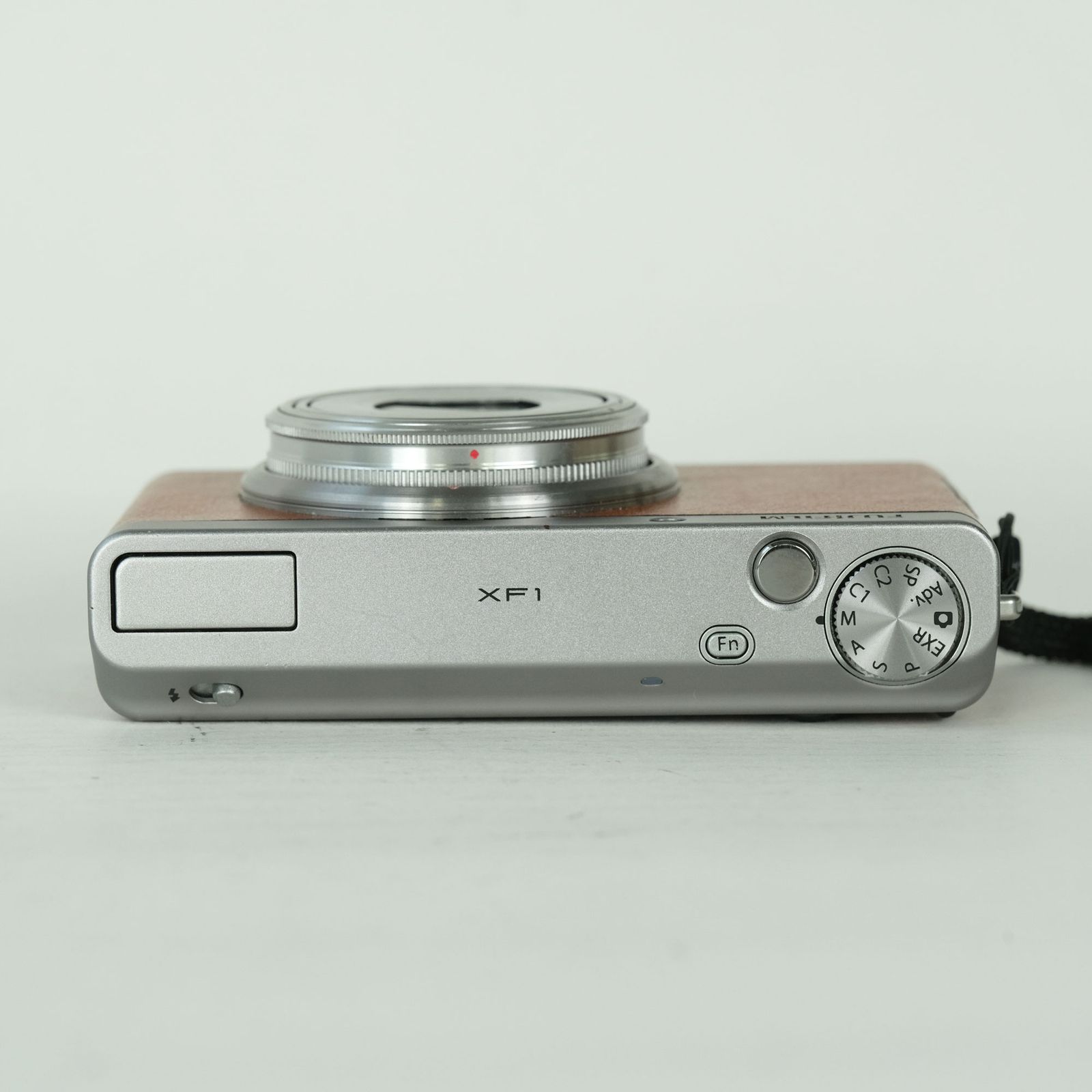 【美品】FUJIFILM XF1 コンパクトデジタルカメラ ブラウン 難あり品] FUJIFILM XF1 ブラウン | コンパクトデジタルカメラ - メルカリ