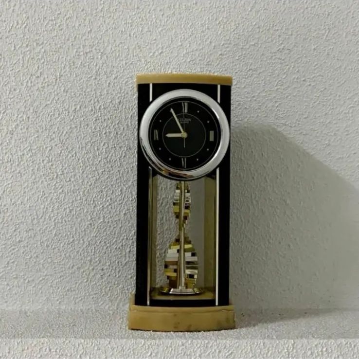 メタル製の置き時計　ポストモダン ミッドセンチュリー ヴィンテージ モダン 80s頃 スペースエイジ ポストモダン調 幾何学 デザイン インテリア