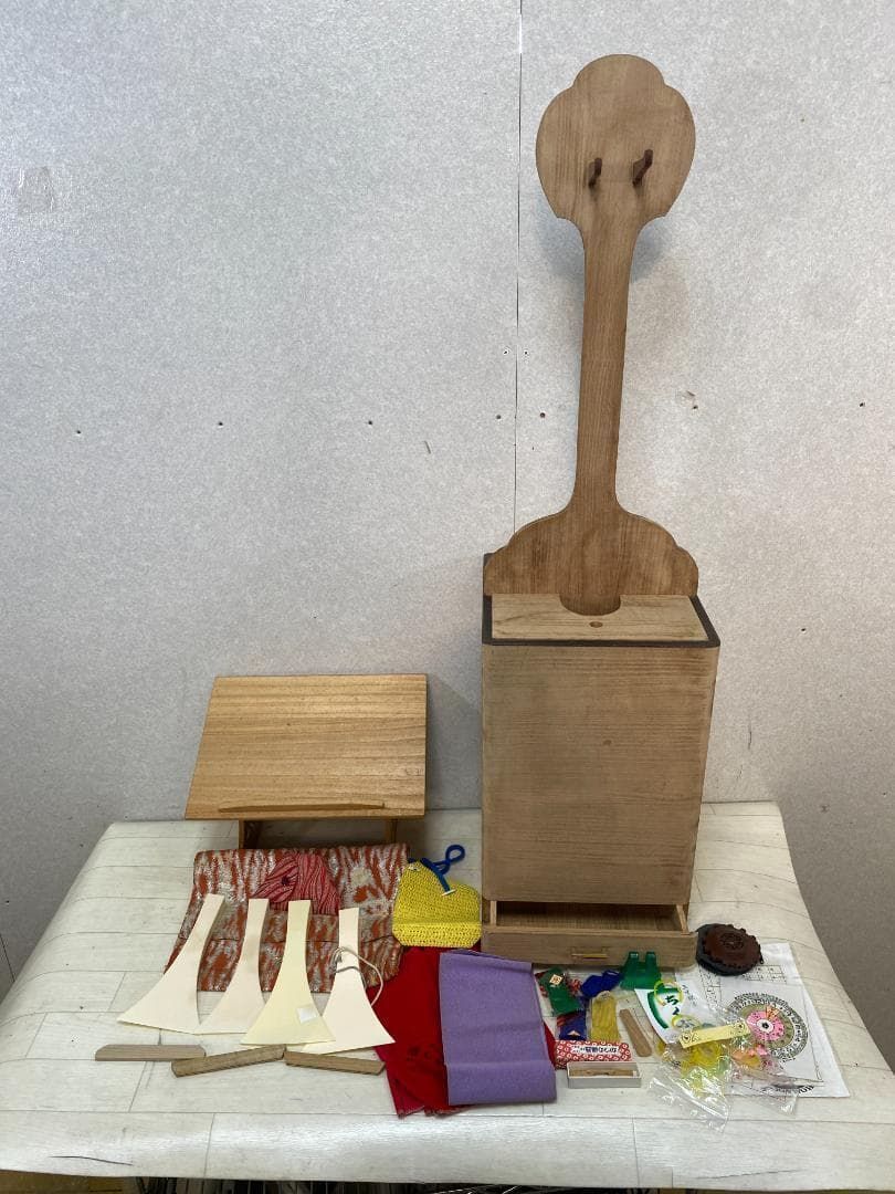 三味線本体 木製 収納ボックス付き 三味線 木製スタンド 三味線立て 収納箱 譜面台 撥4本 駒 糸 小物 和