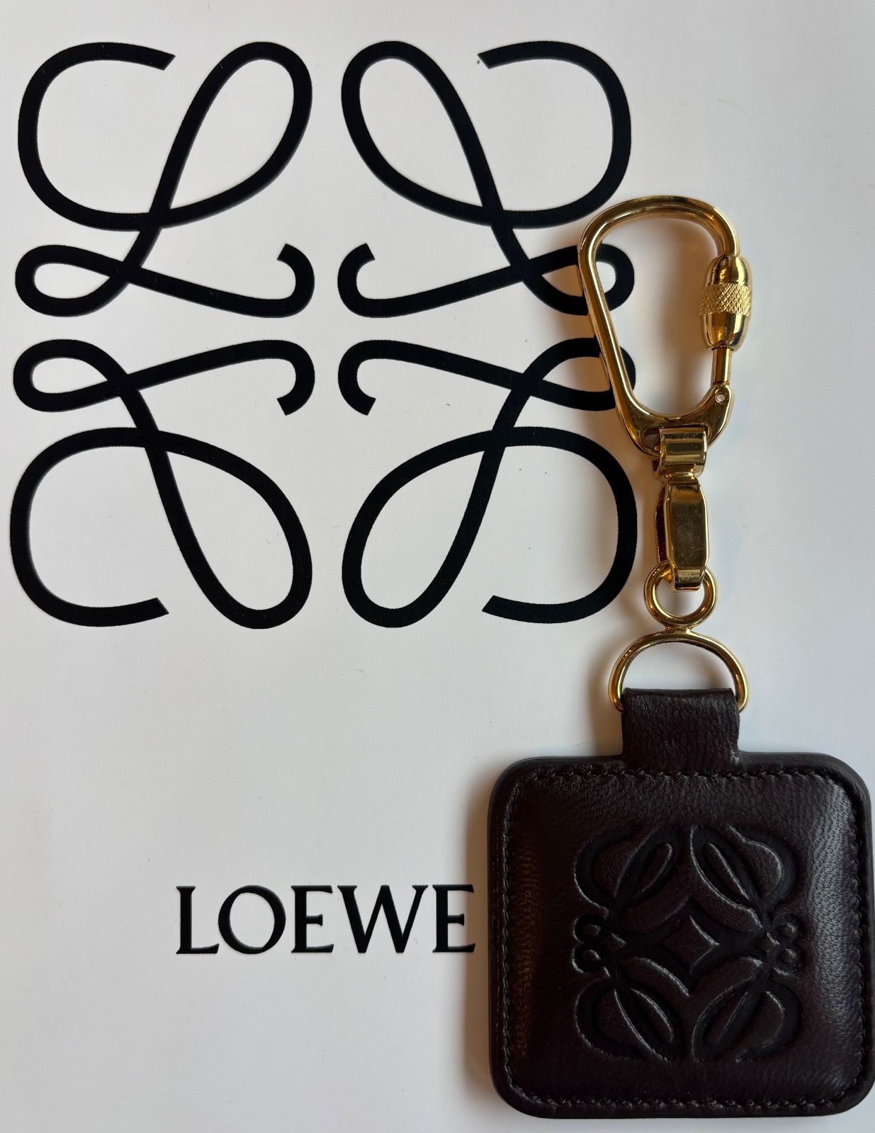 LOEWE アナグラム レザー キーチャーム 型押し ゴールド金具 ブラウン LOEWE アナグラム型押し キーリング ブラウン - メルカリ