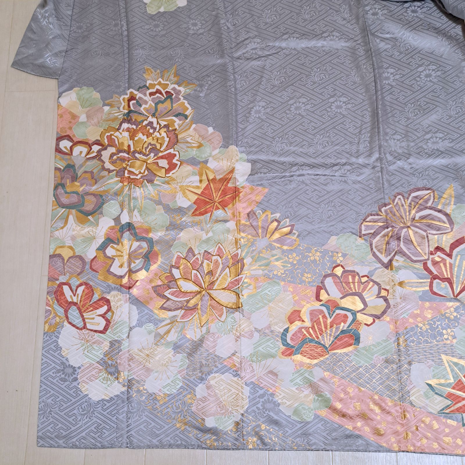 ◇を29M10【正絹・袷・振袖】水色 グレー系 花柄 駒刺繍 金彩加工