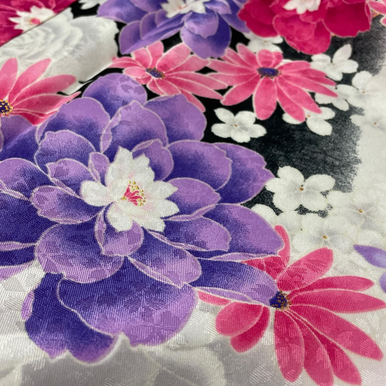 二尺振袖 裄67.5 華やかな花模様に蝶 桜の織出し 着物 化繊 X-4836