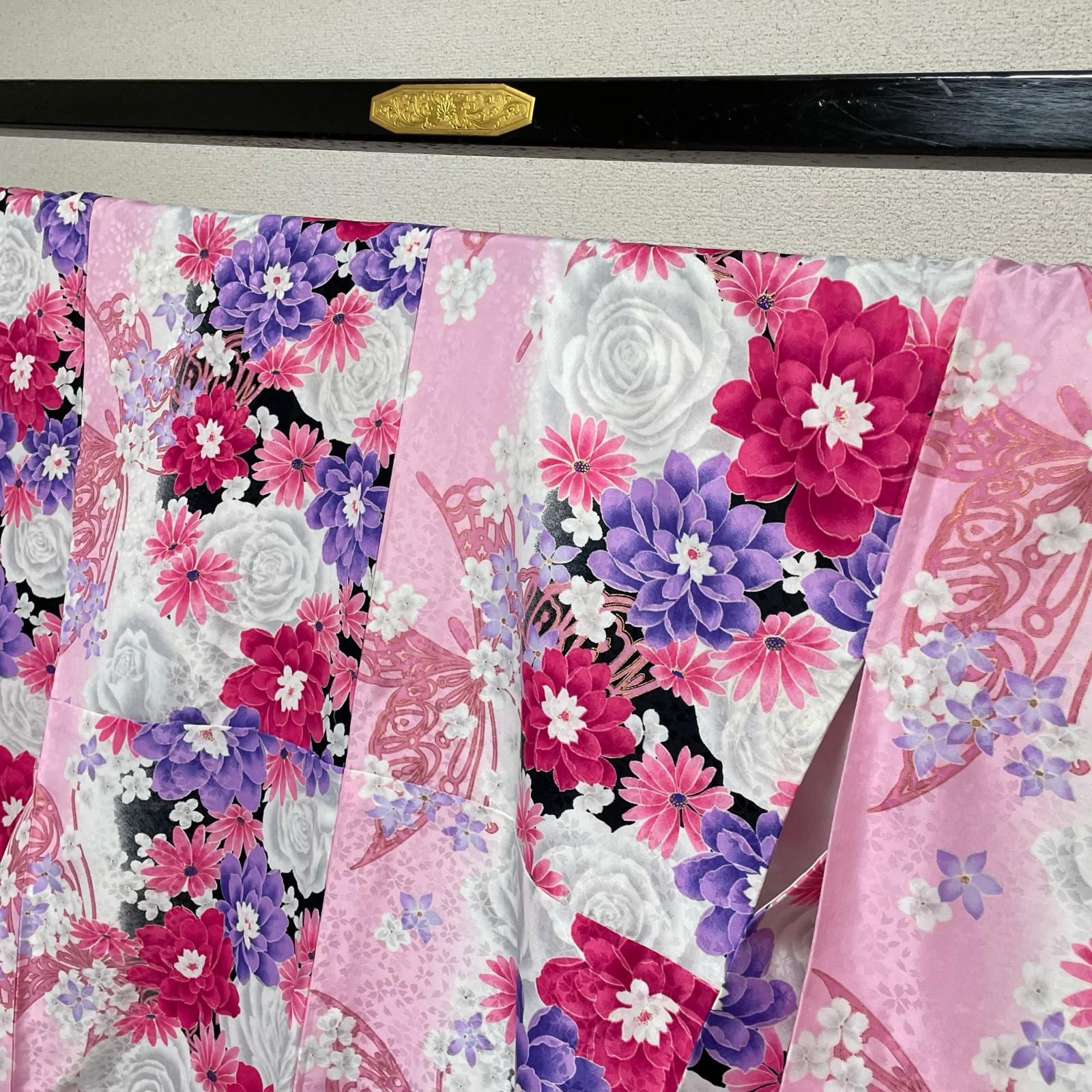 二尺振袖 裄67.5 華やかな花模様に蝶 桜の織出し 着物 化繊 X-4836