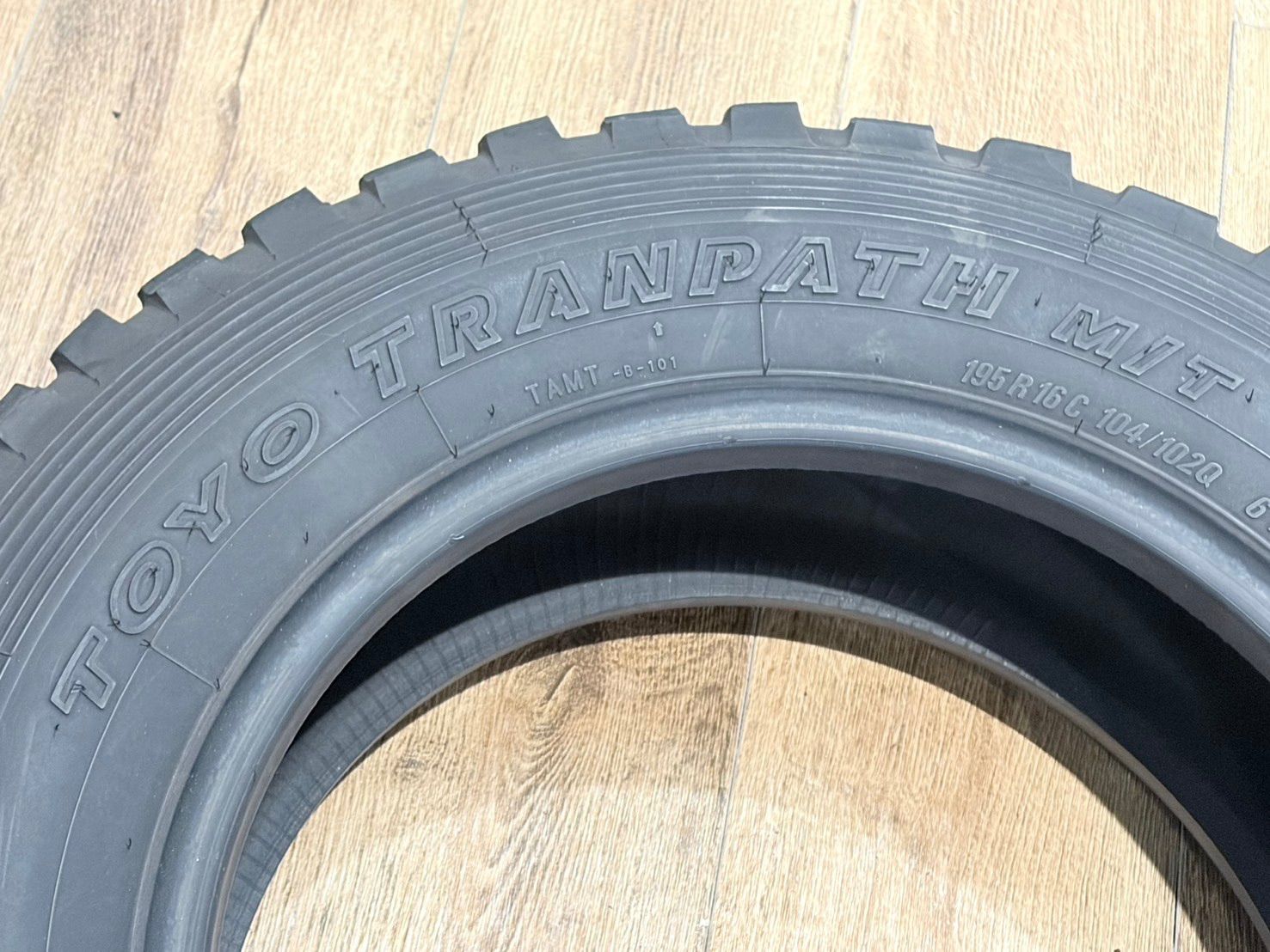 即決品！】TOYO TRANPATH M/T 195R16C 104/102Q 6.P.R 1本 スズキ