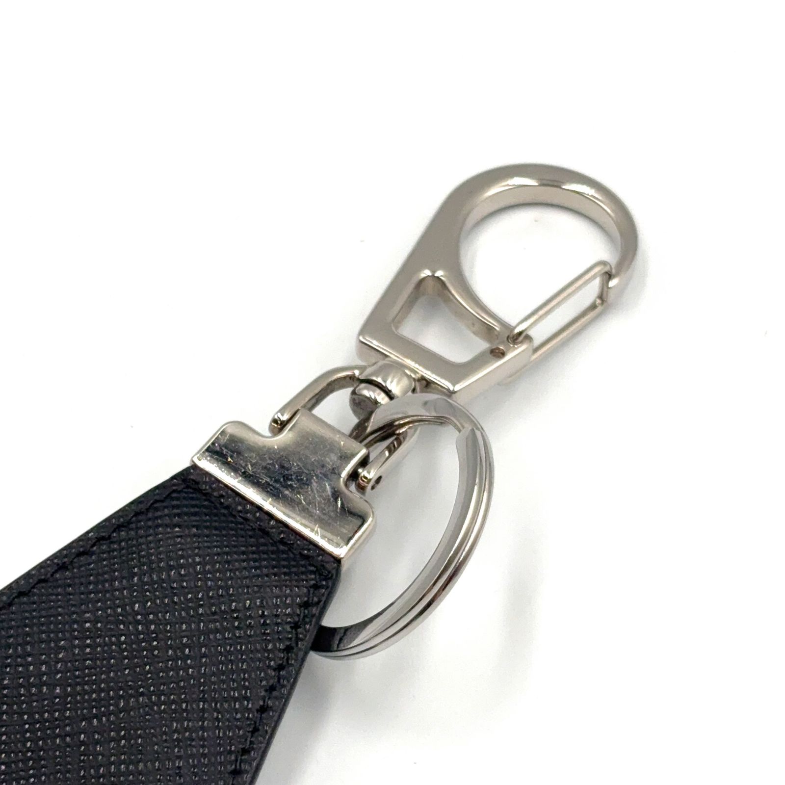 新着】PRADA 三角ロゴプレート ネクタイモチーフ サフィアーノレザー