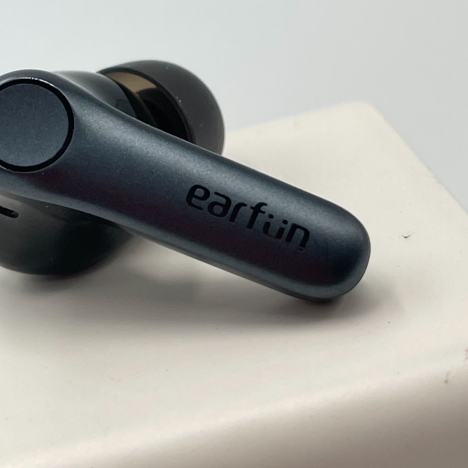 □EarFun 完全ワイヤレスイヤホン ブラック Bluetooth TWS 充電ケース 
